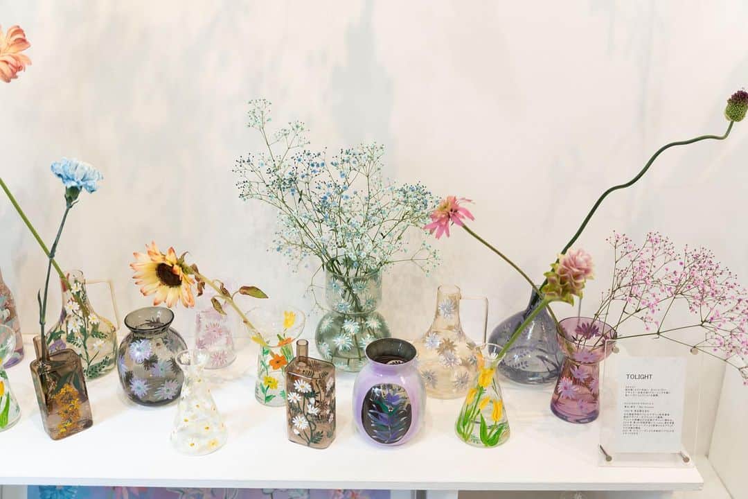 前田有紀さんのインスタグラム写真 - (前田有紀Instagram)「神宮前の @popularity_gallery_studio さんで開催されている「染めの花展」。昨日もたくさんの方に足を運んでいただきました！ 早いもので本日最終日となります。 三浦希衣子　@miurakieko さんの写真展のブースで静かにお花と向き合う方、TOLIGHTさんの花瓶にguiで販売している染めの花を嬉しそうに選ぶ方。さまざまな楽しみ方をしていただいていて嬉しいです。 最終日、外苑前、表参道エリアのお散歩がてらぜひ遊びにいらしてください。 今日は短い時間になるかもしれませんが、在廊もできたらと思っています。 三浦さんの美しい写真も、販売していますのでお家で飾って眺めたい方にオススメです！  「染めの花展」 5月27日(金)〜29日(日) 11:00〜18:00(初日のみ13:00〜)  https://www.instagram.com/p/CdahhsOvsdX/?igshid=YmMyMTA2M2Y=  ◎ギャラリー　 Popularity gallery & studio https://www.popularity.co.jp/access 〒150-0001 東京都渋谷区神宮前2-3-24 (@popularity_gallery_studio )  ◎書籍詳細 染めの花　フラワーデザイン図鑑 https://www.instagram.com/p/CdahhsOvsdX/?igshid=YmMyMTA2M2Y=  #染めの花 #写真展 #guiflower #花のある暮らし #flowerphotography #三浦希衣子」5月29日 6時52分 - yukimaeda0117