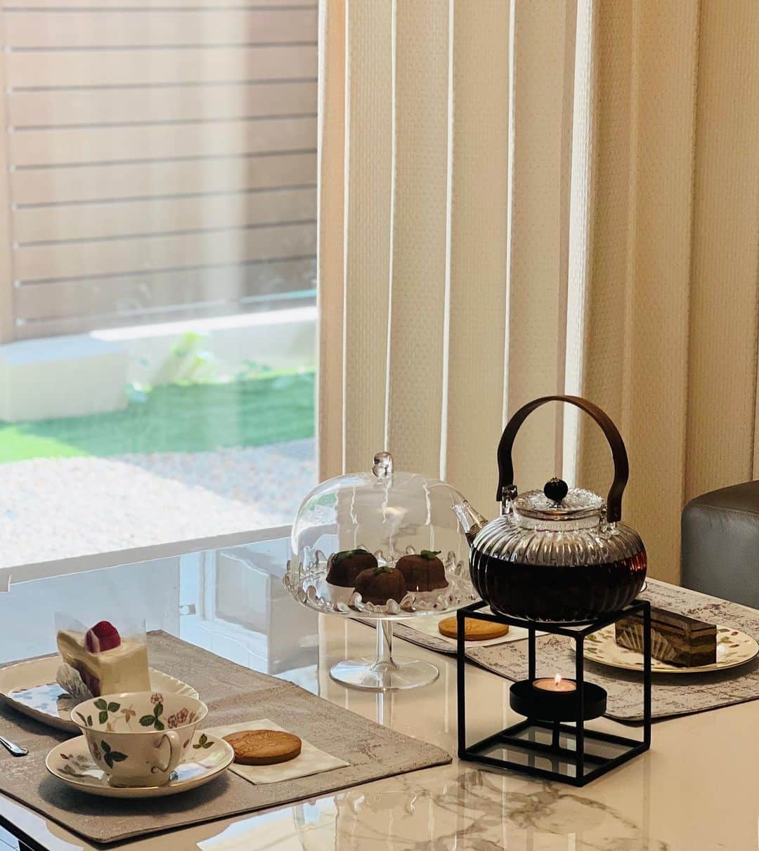 越野矢素子さんのインスタグラム写真 - (越野矢素子Instagram)「私の英語の先生であり尊敬するお友達のたかみちゃんが手作りの茶葉を持って遊びに来てくれました。 bouteaque_japon  @happybloomkyoto  お茶の淹れ方🫖も教えて貰えて 楽しかったです🌿 益々食器を集めたくなりました🤭🫢」5月29日 10時07分 - loversyaso
