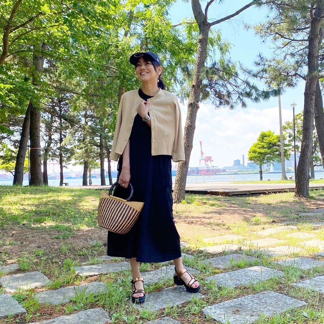 前田典子さんのインスタグラム写真 - (前田典子Instagram)「今日は夏みたい☀️ ノースリーブのワンピースに日よけの羽織カーディガンは必需品よね👍 @rejoov #新作の #リブカーディガン　は コンパクトであると便利な夏カーディガン ベージュ ホワイト ネイビー　の ３色展開 6月6日　@qvc_japan  #オンエア　です💙  シャーリングワンピース 🖤　も@rejoov」5月29日 10時23分 - maenorichang