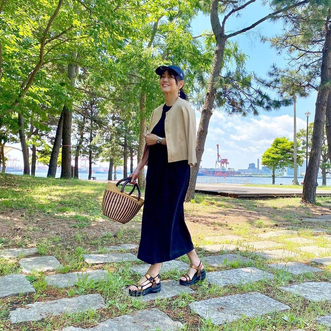 前田典子さんのインスタグラム写真 - (前田典子Instagram)「今日は夏みたい☀️ ノースリーブのワンピースに日よけの羽織カーディガンは必需品よね👍 @rejoov #新作の #リブカーディガン　は コンパクトであると便利な夏カーディガン ベージュ ホワイト ネイビー　の ３色展開 6月6日　@qvc_japan  #オンエア　です💙  シャーリングワンピース 🖤　も@rejoov」5月29日 10時23分 - maenorichang