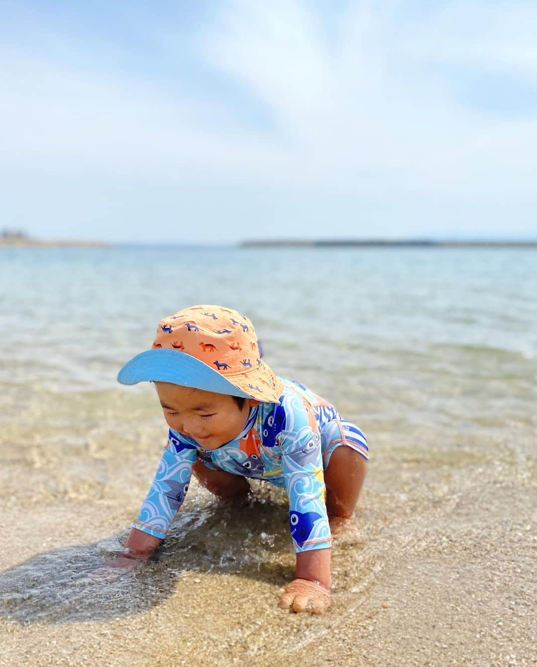 Mai Wakimizuさんのインスタグラム写真 - (Mai WakimizuInstagram)「今年初めての海＼(^o^)／想像以上に海が冷たくて、息子もその冷たさをすぐに察知したのか足が浸かるギリギリのところで遊んでた。笑 ビーチヨガしたり(1.2枚目。笑)砂を投げたり貝殻を探したり♡一人無我夢中で楽しんでた＼(^o^)／私はカメラマン、主人は息子の助手を果たしました。笑 #1歳10ヶ月#阿万海岸海水浴場#淡路島」5月29日 10時42分 - wakkin__m