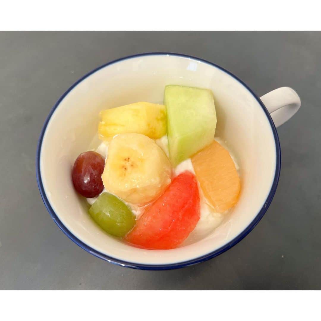 永島優美さんのインスタグラム写真 - (永島優美Instagram)「* 箱を開けた瞬間 ときめきがとまりませんでした🥹🍒🍈  素敵なお土産をいただいたので ここ最近は毎朝フルーツヨーグルト🥣  それぞれのフルーツの味が シロップに溶けだしてる〜🤤🍌✨  #フルーツポンチ」5月29日 11時37分 - yuumi_nagashima