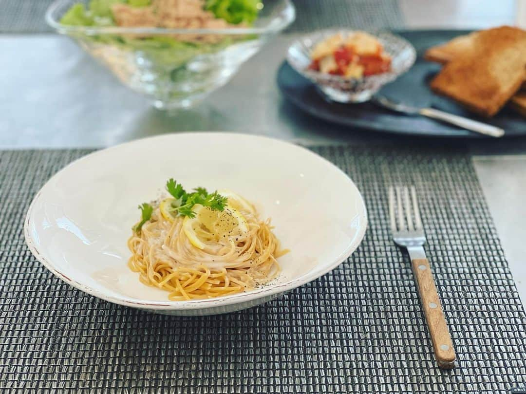 神崎恵さんのインスタグラム写真 - (神崎恵Instagram)「麺を食べたい日は十割そばかZENBヌードルが多いです。 今日は納豆味が食べたくて、 ZENBを茹でて、バターと白だしお醤油ちょっぴりで味付けをしたパスタ風。 ズッキーニは生のまま、歯ごたえも美味しいです🥒 大葉を入れ忘れたのが心残りだけれど、美味しかった😋 2枚目は豆乳ソースのパスタ風。 毎日食事では食物繊維とタンパク質とることを大切にしているから、このヌードル助かります。 最近フムスを作るのにもハマっていて。 豆ブーム再来です。  #おうちご飯 #食物繊維 #低GI値 #高タンパク質」5月29日 12時03分 - megumi_kanzaki