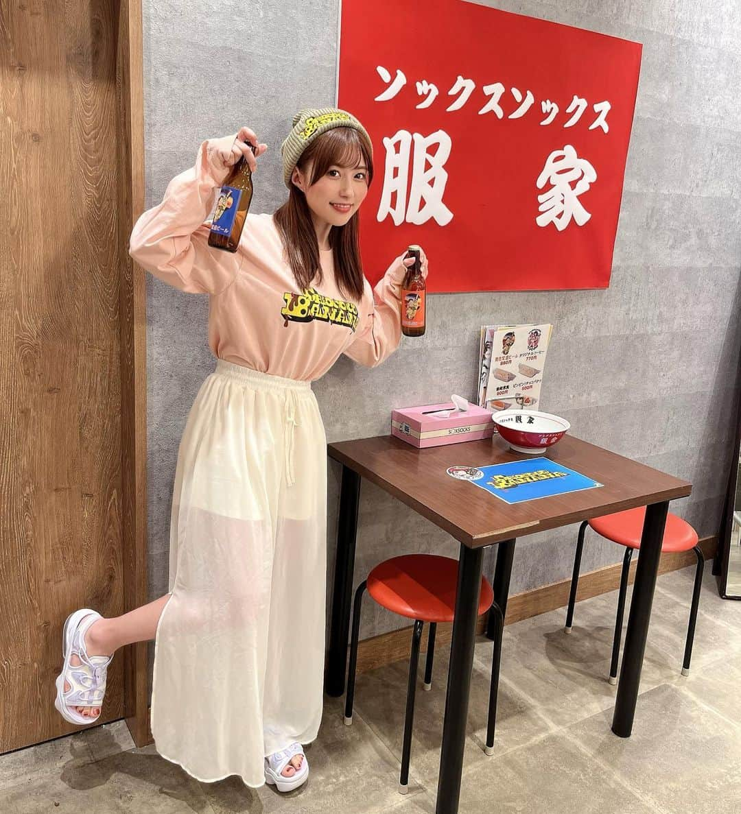 成瀬心美さんのインスタグラム写真 - (成瀬心美Instagram)「🍌🍫  昨日の CHOCOCOBANANA東京編 渋谷でのイベント どうもありがとうございました！✨  自分が想像していた以上に 本当に楽しいイベントになって S○XSOCKSさんには いつも感謝が止まりません🥰  なんかオフ会みたいだったねー！  1人1人としっかり コミュニケーションも取れて 撮影したり、話したり 私の謎のこだわり聞いてもらったり🤭  そしてフルーツサンドも 食べていただきました！  コーヒーやビールに合わせて 1人2つもあったのに みんなペロリ😋  フルーツサンドに 貼っていた CHOCOCOBANANAシールを 大切そうに剥がして 携帯のケースに貼りつけていたりする姿を見て 本当に胸が熱くなりました😂  愛がすごい。 沢山楽しんでくれて 本当にありがとう！  CHOCOCOBANANAのロゴもね 何日もかけて 考えたの☺️  ロゴのフォントから チョコのかかりかた カラースプレーの色や位置！  そしてチョコバナナも バナナの形とかね✨  沢山付き合ってくださった ソソさんにも感謝だし みんなも大切にしてくれて ありがとう！！！✨  やっぱり自分が考えたりしたものを こうしてみんなが見てくれる時 それが1番幸せです！  そして考えたといえば！！  禁断果実さんとコラボした フルーツサンドも 大好評でした！✨  禁断果実さんにかかれば 間違いないんだけれども🍎✨  自分で考案したメニューを ˗ˏˋおいっしー！  ˎˊ˗ って食べてくれた顔が忘れられません☺️ 中目黒の店舗さんにも 美味しいメニュー沢山だから ぜひ行ってみてね！✨  さて、残すは CHOCOCOBANANA 大阪編のみ！  🍌6月5日(日)16~18時 🍌The Coffetime 〒550-0001 大阪市西区土佐堀3-1-5   東京編とは アパレルの色が違うけど 絶対楽しいイベントになるから 一緒に食べて写真撮って お話しましょうねー✨ チケットも残りわずかなので お早めに！！  https://soxsocks.shop/items/627b3100c5f8760d1526ab65  ちなみにソソさん 今日からサンプルセールで 激安らしいよ😘  #CHOCOCOBANANA #SOXSOCKS #event #禁断果実 #フルーツサンド #コラボ #チョコバナナ #アパレル」5月29日 12時47分 - coco3ndazo