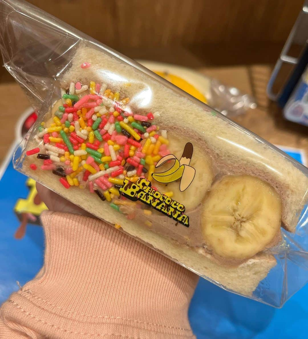 成瀬心美さんのインスタグラム写真 - (成瀬心美Instagram)「🍌🍫  昨日の CHOCOCOBANANA東京編 渋谷でのイベント どうもありがとうございました！✨  自分が想像していた以上に 本当に楽しいイベントになって S○XSOCKSさんには いつも感謝が止まりません🥰  なんかオフ会みたいだったねー！  1人1人としっかり コミュニケーションも取れて 撮影したり、話したり 私の謎のこだわり聞いてもらったり🤭  そしてフルーツサンドも 食べていただきました！  コーヒーやビールに合わせて 1人2つもあったのに みんなペロリ😋  フルーツサンドに 貼っていた CHOCOCOBANANAシールを 大切そうに剥がして 携帯のケースに貼りつけていたりする姿を見て 本当に胸が熱くなりました😂  愛がすごい。 沢山楽しんでくれて 本当にありがとう！  CHOCOCOBANANAのロゴもね 何日もかけて 考えたの☺️  ロゴのフォントから チョコのかかりかた カラースプレーの色や位置！  そしてチョコバナナも バナナの形とかね✨  沢山付き合ってくださった ソソさんにも感謝だし みんなも大切にしてくれて ありがとう！！！✨  やっぱり自分が考えたりしたものを こうしてみんなが見てくれる時 それが1番幸せです！  そして考えたといえば！！  禁断果実さんとコラボした フルーツサンドも 大好評でした！✨  禁断果実さんにかかれば 間違いないんだけれども🍎✨  自分で考案したメニューを ˗ˏˋおいっしー！  ˎˊ˗ って食べてくれた顔が忘れられません☺️ 中目黒の店舗さんにも 美味しいメニュー沢山だから ぜひ行ってみてね！✨  さて、残すは CHOCOCOBANANA 大阪編のみ！  🍌6月5日(日)16~18時 🍌The Coffetime 〒550-0001 大阪市西区土佐堀3-1-5   東京編とは アパレルの色が違うけど 絶対楽しいイベントになるから 一緒に食べて写真撮って お話しましょうねー✨ チケットも残りわずかなので お早めに！！  https://soxsocks.shop/items/627b3100c5f8760d1526ab65  ちなみにソソさん 今日からサンプルセールで 激安らしいよ😘  #CHOCOCOBANANA #SOXSOCKS #event #禁断果実 #フルーツサンド #コラボ #チョコバナナ #アパレル」5月29日 12時47分 - coco3ndazo