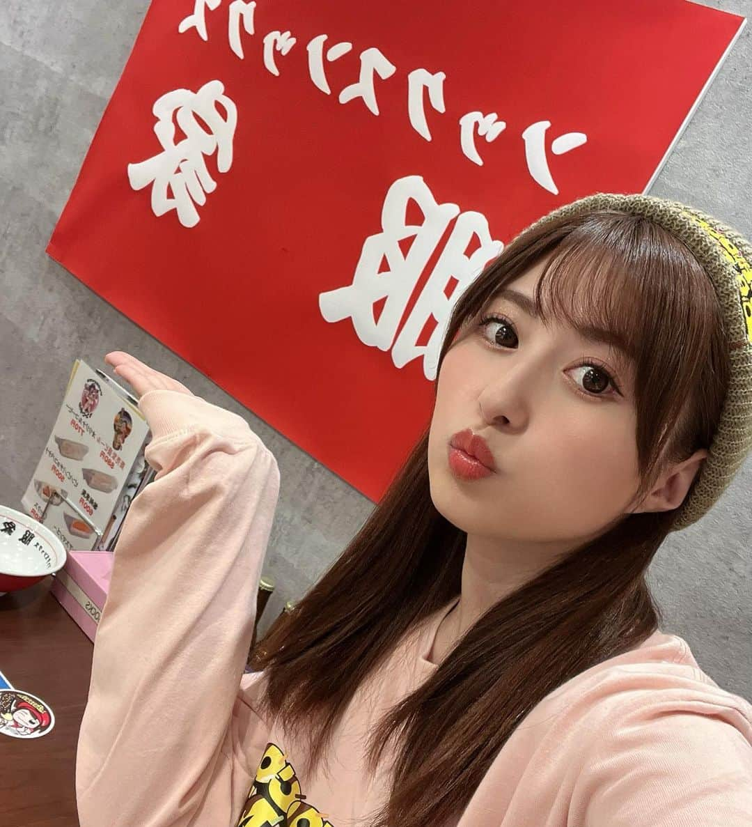 成瀬心美さんのインスタグラム写真 - (成瀬心美Instagram)「🍌🍫  昨日の CHOCOCOBANANA東京編 渋谷でのイベント どうもありがとうございました！✨  自分が想像していた以上に 本当に楽しいイベントになって S○XSOCKSさんには いつも感謝が止まりません🥰  なんかオフ会みたいだったねー！  1人1人としっかり コミュニケーションも取れて 撮影したり、話したり 私の謎のこだわり聞いてもらったり🤭  そしてフルーツサンドも 食べていただきました！  コーヒーやビールに合わせて 1人2つもあったのに みんなペロリ😋  フルーツサンドに 貼っていた CHOCOCOBANANAシールを 大切そうに剥がして 携帯のケースに貼りつけていたりする姿を見て 本当に胸が熱くなりました😂  愛がすごい。 沢山楽しんでくれて 本当にありがとう！  CHOCOCOBANANAのロゴもね 何日もかけて 考えたの☺️  ロゴのフォントから チョコのかかりかた カラースプレーの色や位置！  そしてチョコバナナも バナナの形とかね✨  沢山付き合ってくださった ソソさんにも感謝だし みんなも大切にしてくれて ありがとう！！！✨  やっぱり自分が考えたりしたものを こうしてみんなが見てくれる時 それが1番幸せです！  そして考えたといえば！！  禁断果実さんとコラボした フルーツサンドも 大好評でした！✨  禁断果実さんにかかれば 間違いないんだけれども🍎✨  自分で考案したメニューを ˗ˏˋおいっしー！  ˎˊ˗ って食べてくれた顔が忘れられません☺️ 中目黒の店舗さんにも 美味しいメニュー沢山だから ぜひ行ってみてね！✨  さて、残すは CHOCOCOBANANA 大阪編のみ！  🍌6月5日(日)16~18時 🍌The Coffetime 〒550-0001 大阪市西区土佐堀3-1-5   東京編とは アパレルの色が違うけど 絶対楽しいイベントになるから 一緒に食べて写真撮って お話しましょうねー✨ チケットも残りわずかなので お早めに！！  https://soxsocks.shop/items/627b3100c5f8760d1526ab65  ちなみにソソさん 今日からサンプルセールで 激安らしいよ😘  #CHOCOCOBANANA #SOXSOCKS #event #禁断果実 #フルーツサンド #コラボ #チョコバナナ #アパレル」5月29日 12時47分 - coco3ndazo