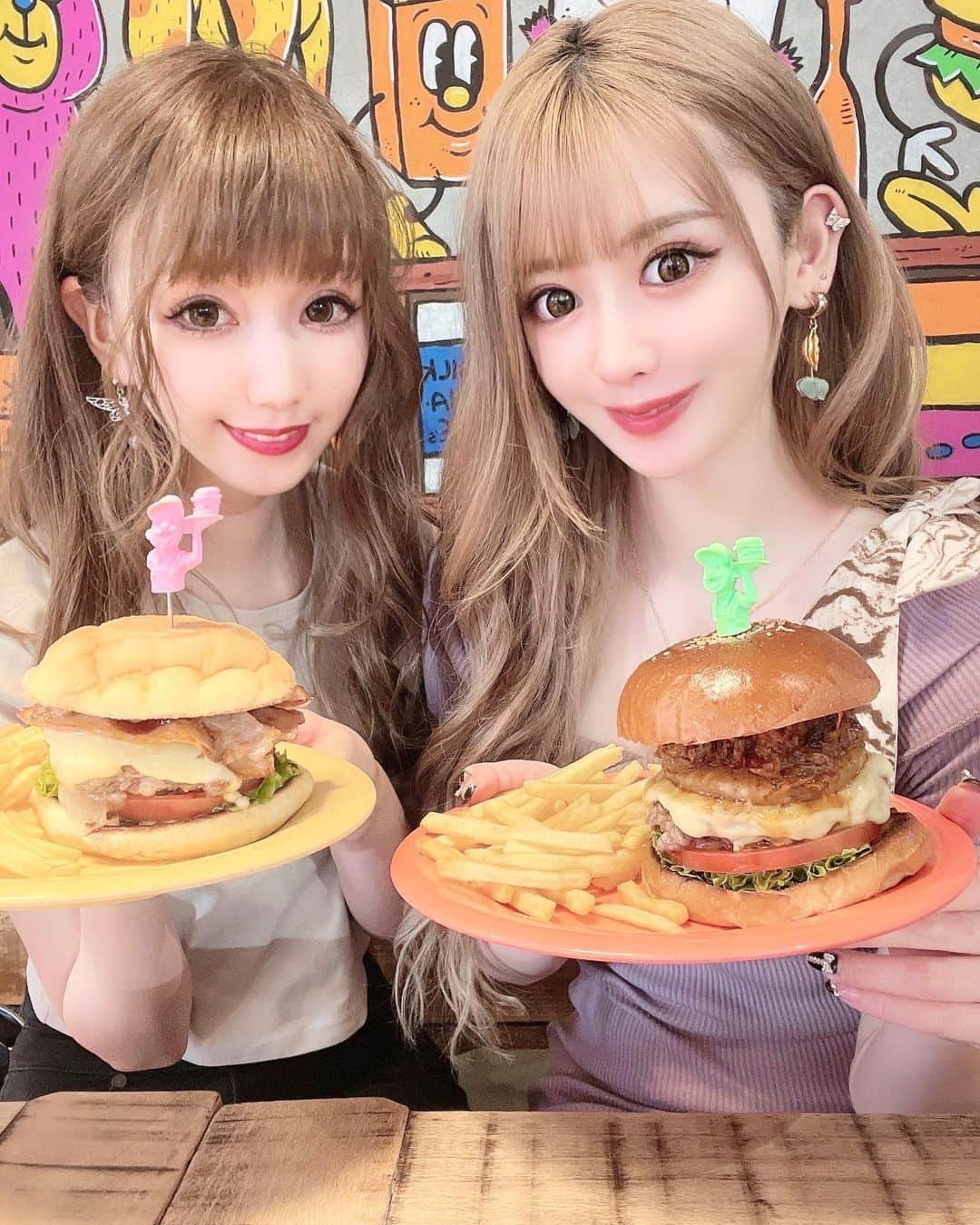 ゆうめろさんのインスタグラム写真 - (ゆうめろInstagram)「中目黒にあるバーガーファクトリーに行ってきたよ🍔🍟 📍@burger_factory.jp  ・ ５０種類以上あるハンバーガーの中から メロンパンベーコンチーズバーガー🍈🍔と プルドポークチーズバーガー🧀🍔と ドリンクは、オレオシェイクを注文したよ🥤✨ ・ バンズがメロンパンになっててビックリした〜！！ メロンパンの甘さとパティの塩っぽさが抜群に合う🤤💓 お肉がジューシーで 野菜もたっぷりで美味しかった〜🍖🍆🍅 . PR @burger_factory.jp #ハンバーガーショップ #中目黒カフェ #中目黒グルメ #中目黒ディナー #バーガーファクトリー #burgerfactory #中目黒ランチ #トリドリベース」5月29日 13時08分 - yk.o0