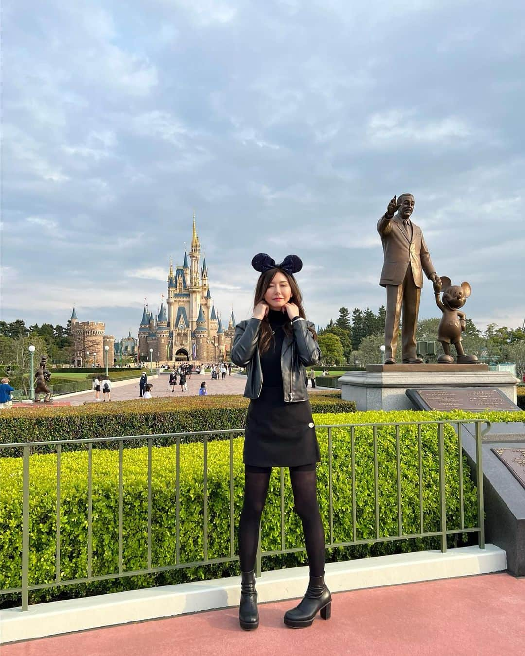 愛弓りょうさんのインスタグラム写真 - (愛弓りょうInstagram)「disney land👯‍♀️ 半目🤦‍♀️ ・ ・ ・ ・ #disneyland #disney #ブラックコーデ #ワントーンコーデ #引いた写真 #愛弓りょう　#半目」5月29日 14時04分 - ryo_ayumi1027