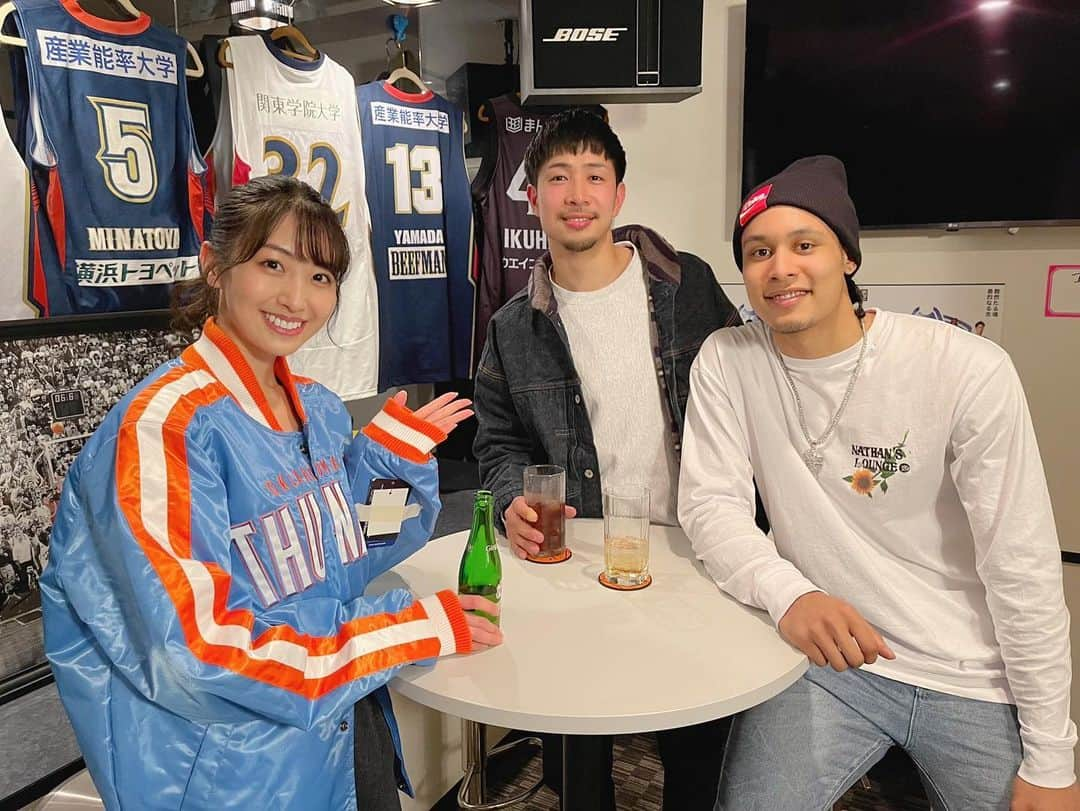 関根ささらさんのインスタグラム写真 - (関根ささらInstagram)「#バスケでより道しませんか ⛹️‍♂️⛹️⛹️‍♀️ . . 【#ダブドリ Vol.14】撮影オフショット💡  生原選手とキング選手の、先輩後輩という垣根を超えた仲の良さを伺えました☺️🌸  お二方の趣味やおすすめの横浜のデートスポットも、、、詳しくはダブドリを見てね🙈🙈♡ . . . . ちなみに！今回は横浜にある【Yokohama Dunk】というスポーツバーで撮影しました🏴‍☠️💙  #ビーコル ブースターには馴染みのある場所だそうで、選手のサインや #バッシュ、歴代ユニフォームなども飾られていました✨🎽店長は元 #Bリーガー の前田陽介さん🔥  撮影協力、有難うございました🙇🏻‍♀️🌈  皆さん、ダブドリと合わせて【#ヨコハマダンク】もぜひチェックしてみてください🔍 . . . . #バスケ女子 #バスケットボール #bleague #Bリーグ #バスケ好きな人と繋がりたい #bリーグ好きな人と繋がりたい #dabudori ##basketball #yokohamadunk #横浜ダンク #横浜カフェ #スポーツバー」5月29日 15時14分 - sasarasekine