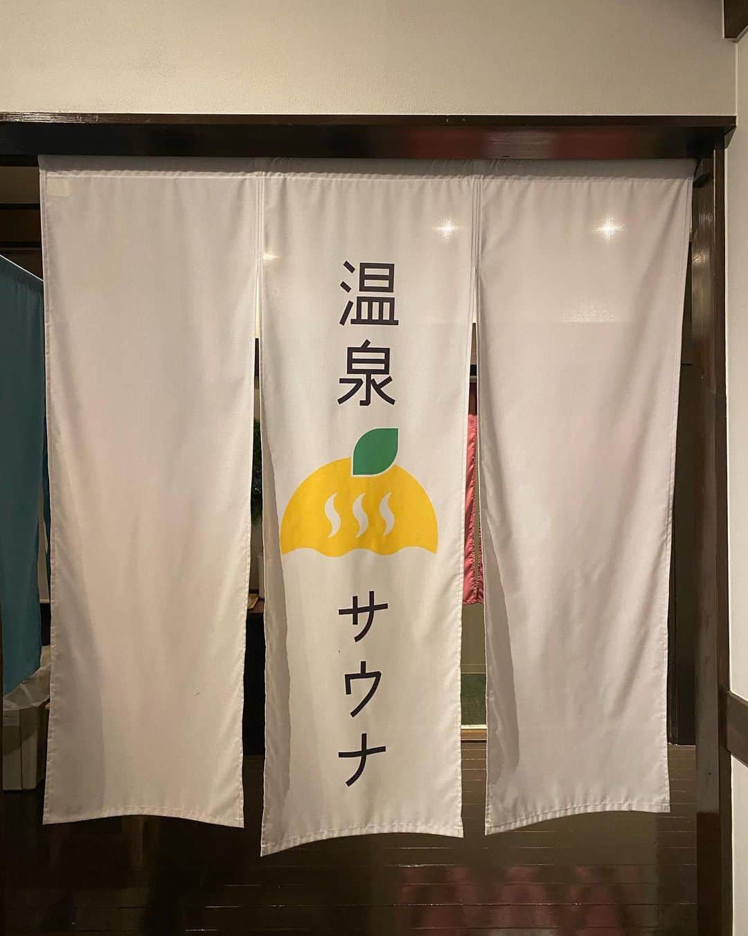松野井雅（原紗央莉）さんのインスタグラム写真 - (松野井雅（原紗央莉）Instagram)「THE FARM ▶︎ @thefarm_katori  ＆ おふろcafé かりんの湯 ▶︎ @ofurocafe.karinnoyu  ※2022.4.28にグランドオープン  バルーン外気浴気持ち良すぎた〜🎈🍋♨🩱  オートロウリュと セルフロウリュで サウナ室内蒸っし蒸し👍  ・ ・ #ザファーム #かりんの湯 #千葉 #グランピング #アウトドア #キャンプ  #ドライブ #農園 #天然温泉 #朝ウナ #サウナ #サウナー #サウナ女子 #sauna #saunner #löyly #ロウリュ #ととのう #サ活 #サ道 #サ旅 #サ飯 #サウナイキタイ #サウナ好き #サウナ好きすぎ #サウナ好きと繋がりたい #サウナ好きな人と繋がりたい  #フィンランドサウナアンバサダー #finlandsaunaambassador #松野井雅サウナ部」5月29日 16時17分 - miyavimatsunoi
