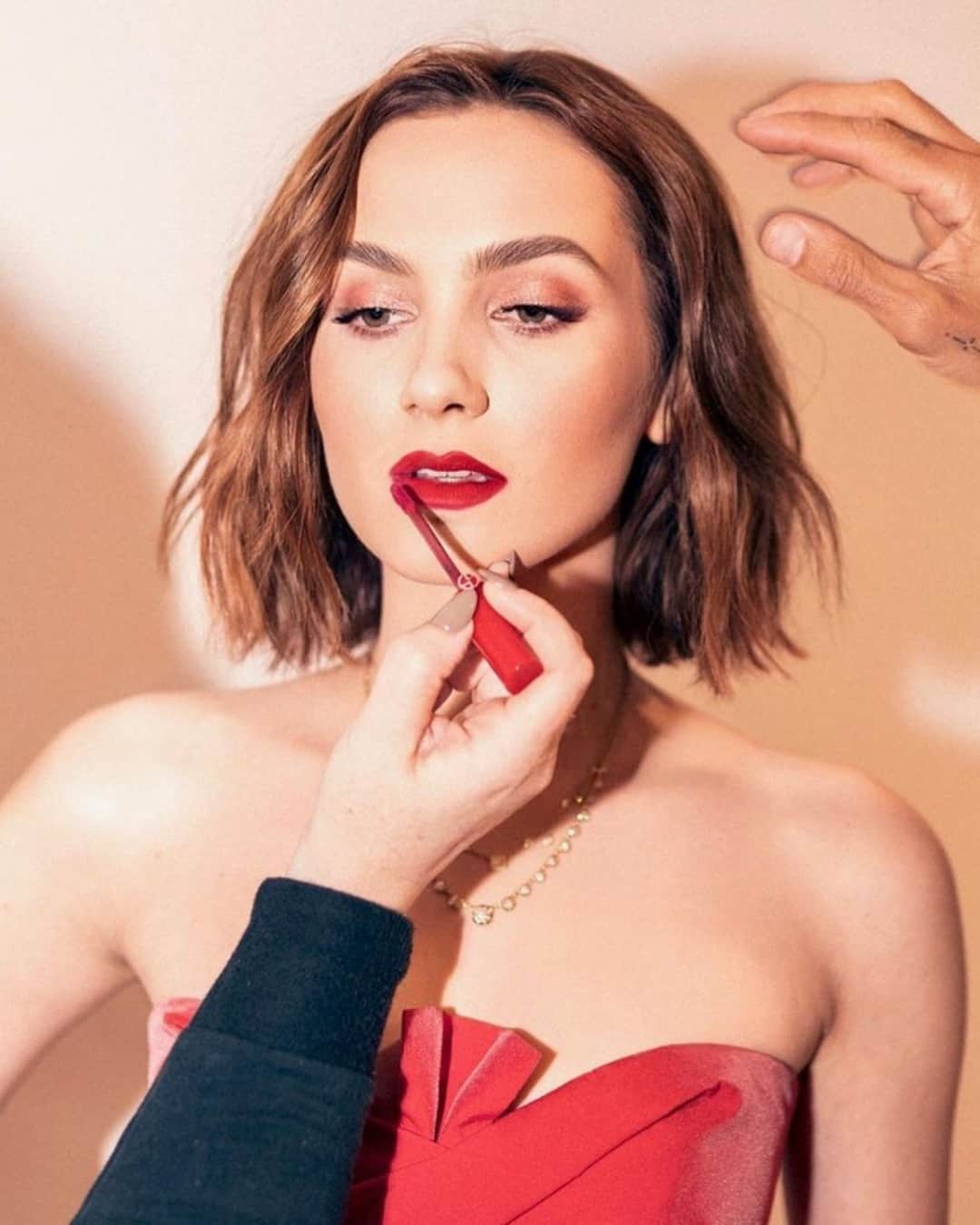 Armani Beautyさんのインスタグラム写真 - (Armani BeautyInstagram)「Statement shade. Actress @maudeapatow getting ready for an evening to remember, wearing LIP MAESTRO in shade 402 for an iconic red lip with a luminous matte finish.  Recreate Maude Apatow’s beauty look with: - LUMINOUS SILK FOUNDATION in shade 4 - LUMINOUS SILK CONCEALER in shade 4 - EYE TINT in shade 33  - NEO NUDE MELTING COLOR BALM in shade 60 on cheeks - LIP MAESTRO in shade 402  - SMOOTH SILK EYE PENCIL in shade 12 - EYES TO KILL CLASSICO MASCARA   @giorgioarmani  Credit: @cibellelevi Makeup artist: @kdeenihan   #Armanibeauty #MaudeApatow #GiorgioArmani #LipMaestro #lipstick」5月29日 17時00分 - armanibeauty
