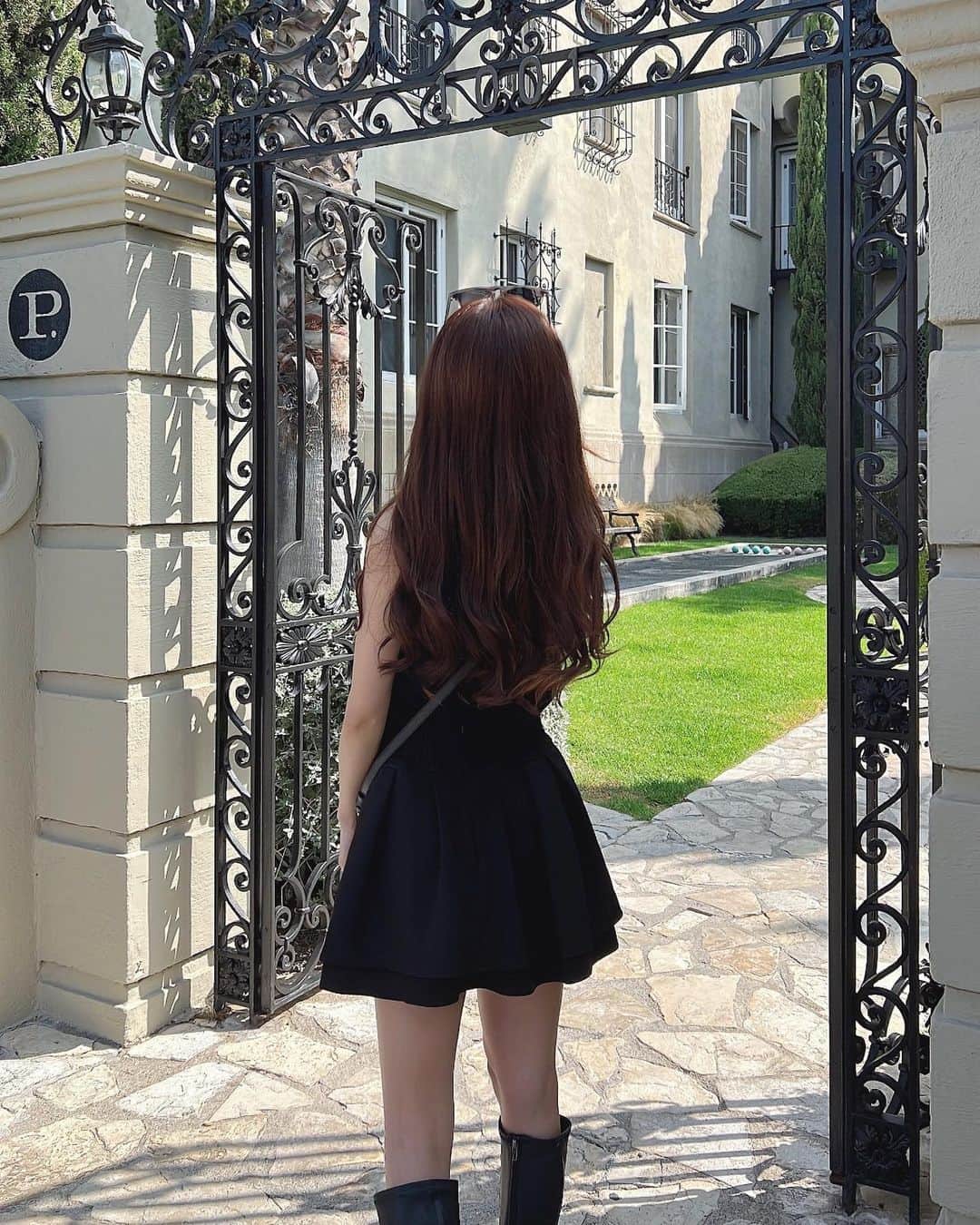 Isakoさんのインスタグラム写真 - (IsakoInstagram)「black 🖤 　 オールブラックのカジュアルコーデの日👗 ストーリーに載せたら沢山質問が来ていたコーディネートです💋  モンクレのバッグは最近購入したおにゅう🥺 冬バージョンのモコモコがかなりお気に入りだったので年中使えるバージョンもゲットしました💞 　  ニットトップス @j.ing_official  スカート @michellmacaron_official  ブーツ @stevemadden  バッグ @moncler     質問コーナーありがとうございました💞 まだまだ答え切れていませんが多いものから出来るだけ沢山答えさせていただきました🥰🫶🏻 また近いうちに💋  　    #ブラックコーデ#大人カジュアル#カジュアルコーデ#オールブラック#シンプルコーデ#モンクレール#大人コーデ #大人カジュアルコーデ #blackoutfit#blackootd#moncler#stevemadden#jing」5月29日 17時03分 - ichaaako