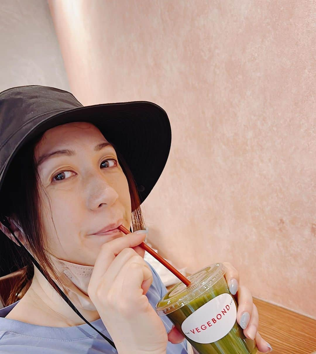 野々村友紀子さんのインスタグラム写真 - (野々村友紀子Instagram)「白金の【THE VEGEBOND CAFE】に 修士くんとウォーキングがてら行ってきましたー🥑🥕🥬めっちゃ健康  こちらの搾りたて野菜たっぷりジュースをもらってからファンです  今日はチキンのサラダとおかひじきの白和えもいただきました  ジュースは飲みやすいし お肌にも二日酔いにも効くと思う😆 お取り寄せもできるので嬉しい✨  また来ます！」5月29日 17時12分 - nonomura_yukiko