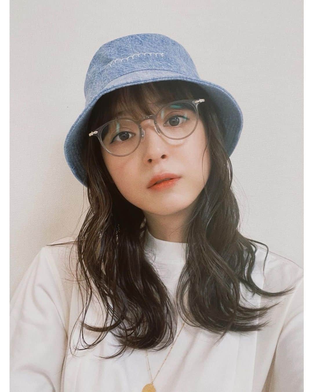 佐々木希さんのインスタグラム写真 - (佐々木希Instagram)「私服。 今日は#EYEVAN ×#iNtimiteのコラボ眼鏡をして現場へ🤓 コラボした眼鏡は、店舗ごとに順次販売スタートしています。 かすちゃんが作ったデニム帽子も合わせてカジュアルに。」5月29日 17時21分 - nozomisasaki_official
