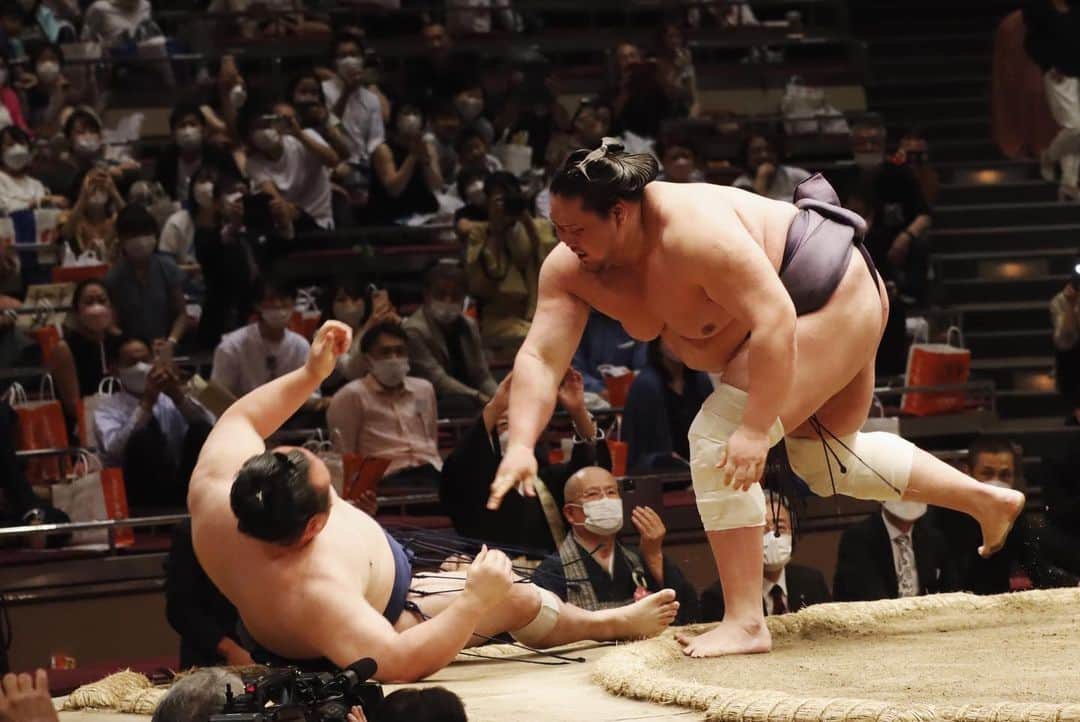 日本相撲協会さんのインスタグラム写真 - (日本相撲協会Instagram)「安美錦引退安治川襲名披露大相撲  横綱五人掛りを写真でも  横綱照ノ富士が、豪快に５人の相手をなぎ倒しました 照ノ富士も挑んだ五人も全員、安治川親方と同じ伊勢ヶ濱部屋です  五人掛りだと、四股名を読み上げる呼出しも行司も大変です  #sumo #相撲 #安美錦 #安治川 #横綱 #横綱五人掛り #照ノ富士 #宝富士 #照強 #翠富士 #錦富士 #熱海富士 #伊勢ヶ濱部屋 #japan #japanmovie」5月29日 18時29分 - sumokyokai