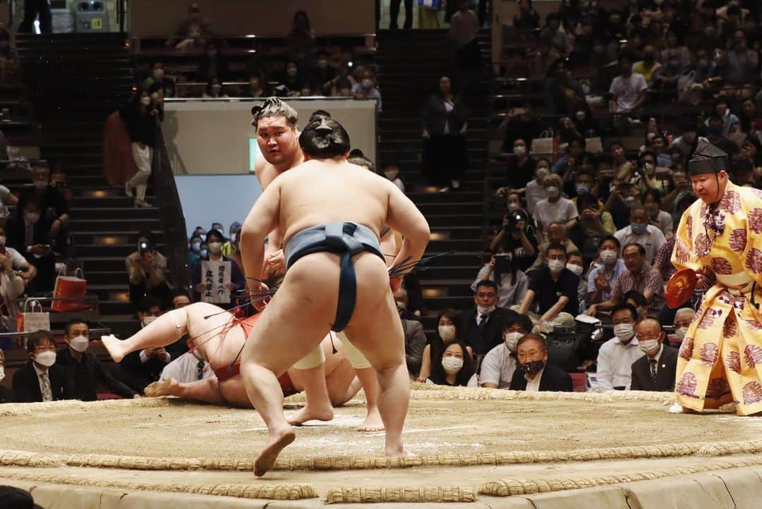 日本相撲協会さんのインスタグラム写真 - (日本相撲協会Instagram)「安美錦引退安治川襲名披露大相撲  横綱五人掛りを写真でも  横綱照ノ富士が、豪快に５人の相手をなぎ倒しました 照ノ富士も挑んだ五人も全員、安治川親方と同じ伊勢ヶ濱部屋です  五人掛りだと、四股名を読み上げる呼出しも行司も大変です  #sumo #相撲 #安美錦 #安治川 #横綱 #横綱五人掛り #照ノ富士 #宝富士 #照強 #翠富士 #錦富士 #熱海富士 #伊勢ヶ濱部屋 #japan #japanmovie」5月29日 18時29分 - sumokyokai