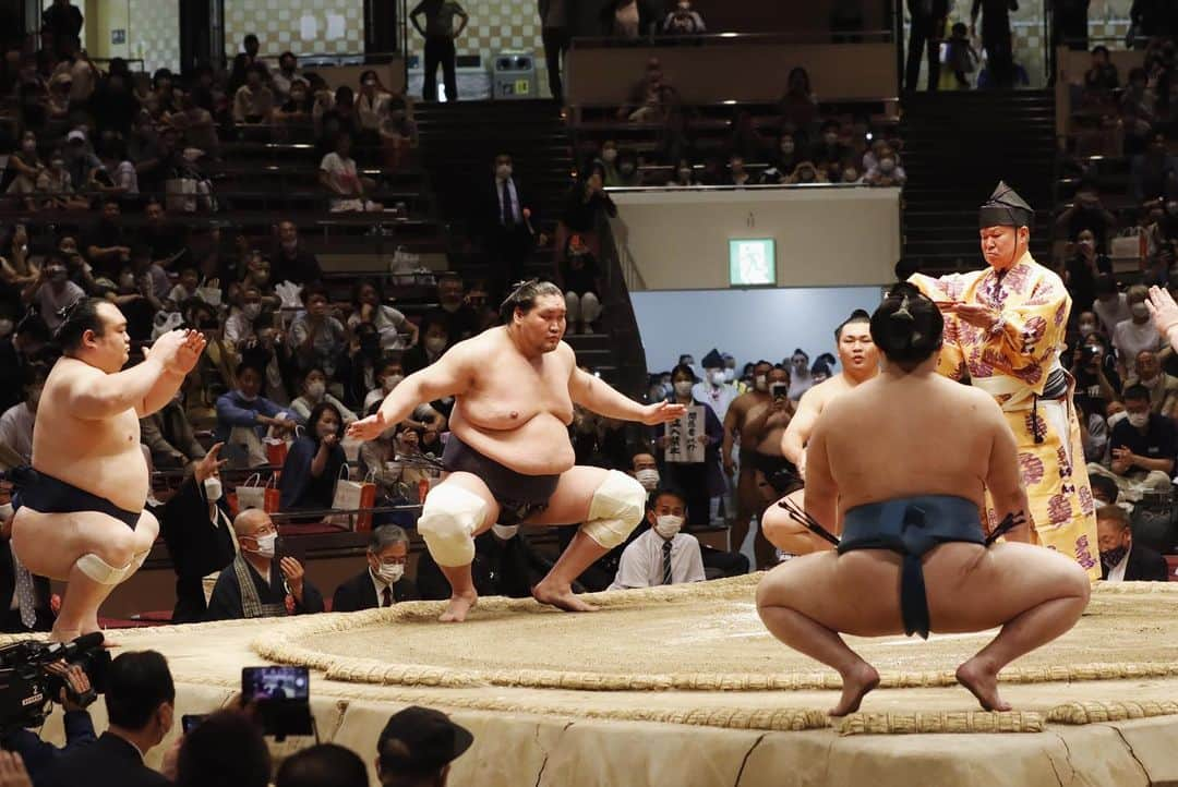 日本相撲協会さんのインスタグラム写真 - (日本相撲協会Instagram)「安美錦引退安治川襲名披露大相撲  横綱五人掛りを写真でも  横綱照ノ富士が、豪快に５人の相手をなぎ倒しました 照ノ富士も挑んだ五人も全員、安治川親方と同じ伊勢ヶ濱部屋です  五人掛りだと、四股名を読み上げる呼出しも行司も大変です  #sumo #相撲 #安美錦 #安治川 #横綱 #横綱五人掛り #照ノ富士 #宝富士 #照強 #翠富士 #錦富士 #熱海富士 #伊勢ヶ濱部屋 #japan #japanmovie」5月29日 18時29分 - sumokyokai