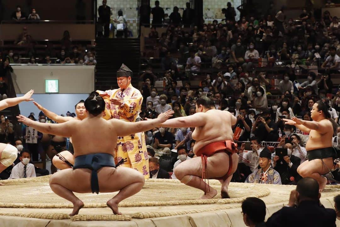 日本相撲協会さんのインスタグラム写真 - (日本相撲協会Instagram)「安美錦引退安治川襲名披露大相撲  横綱五人掛りを写真でも  横綱照ノ富士が、豪快に５人の相手をなぎ倒しました 照ノ富士も挑んだ五人も全員、安治川親方と同じ伊勢ヶ濱部屋です  五人掛りだと、四股名を読み上げる呼出しも行司も大変です  #sumo #相撲 #安美錦 #安治川 #横綱 #横綱五人掛り #照ノ富士 #宝富士 #照強 #翠富士 #錦富士 #熱海富士 #伊勢ヶ濱部屋 #japan #japanmovie」5月29日 18時29分 - sumokyokai