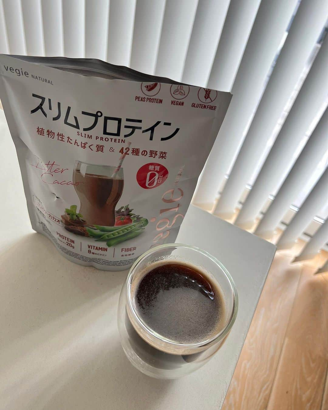 孫きょうさんのインスタグラム写真 - (孫きょうInstagram)「body care🥛  健康的にダイエットしたいならプロテインは必須。カロリーは制限したいけど、タンパク質まで落とすと筋肉落ちるから🤦🏼‍♀️  プロテインを日常的に飲み始めてもう4、5年くらい？とにかく色んな味を試してきたけど、美容系プロテインの中でも糖質もちゃんと抑えられているのがスリムプロテイン🫘 @vegie_jp   野菜から出来てるから、美容系プロテインなのに糖質ゼロで脂質やカロリーも低い👏🏼  無添加で1食あたり20gのタンパク質が摂れて、野菜は42種類入っているから野菜不足にも🥬  置き換えにして食事調整したり、おやつ代わりに飲んでも腹持ち良し😌 味もカカオとベリーがあって美味しいし溶けやすいからシェイカーもいらない🥛  筋肉だけじゃなくて髪も肌も爪も美容のためにもタンパク質ってかなり大事で必要不可欠✨   マツモトキヨシ、Biople by CosmeKitchen 、Amazon、楽天などで買えるよ🤍  #スリムプロテイン #vegie #置き換えダイエット#ダイエット #糖質ゼロ #プロテイン #美容プロテイン #ピープロテイン #植物性プロテイン #野菜不足 #pr」5月29日 18時35分 - sonkyou1013