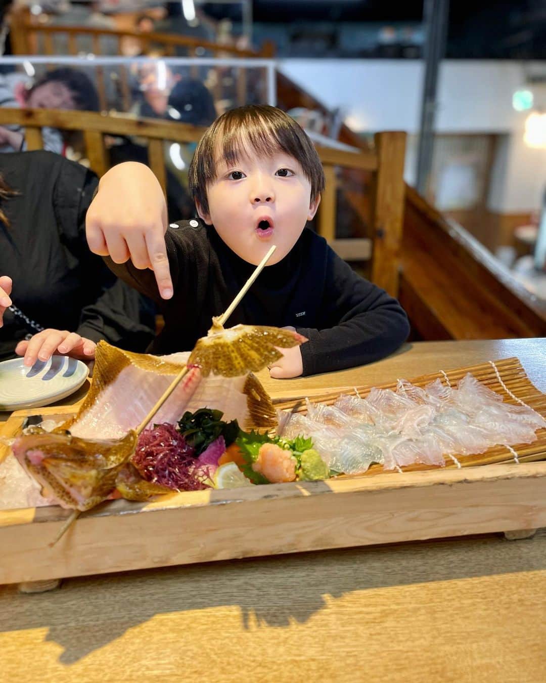石塚錬さんのインスタグラム写真 - (石塚錬Instagram)「. 👦💬「ギョギョ❗️お魚さんチョット怖かった🎣🐟😵‍💫」 #はじめての魚つり、元気いっぱいのひらめにびっくり😳 #捌きたてでとても美味しかった🐟😋 #2、3枚目が編集の関係で見切れてしまってます🙇‍♂️ . 👦💬「Wow❗️ The fish was a little scary🎣🐟😵‍💫」 #I was surprised at the first fish fishing and the energetic fish😳 #The fish I caught was cooked and ate deliciously🎣 #The second and third movie and photo have been cut off due to editing🙇‍♂️ . #魚釣り #ひらめ #お刺身 #釣竿 #網 #魚 #拍手 #fishing #Sashimi #fish #fishingrod #물고기낚시　#물고기　#생선회 #ตกปลา #ซาซิมิ #penangkapanikan #钓鱼 #石塚錬 #成長日記 #ishizukaren #renishizuka #이시즈카렌」5月29日 19時00分 - ishizuka_ren