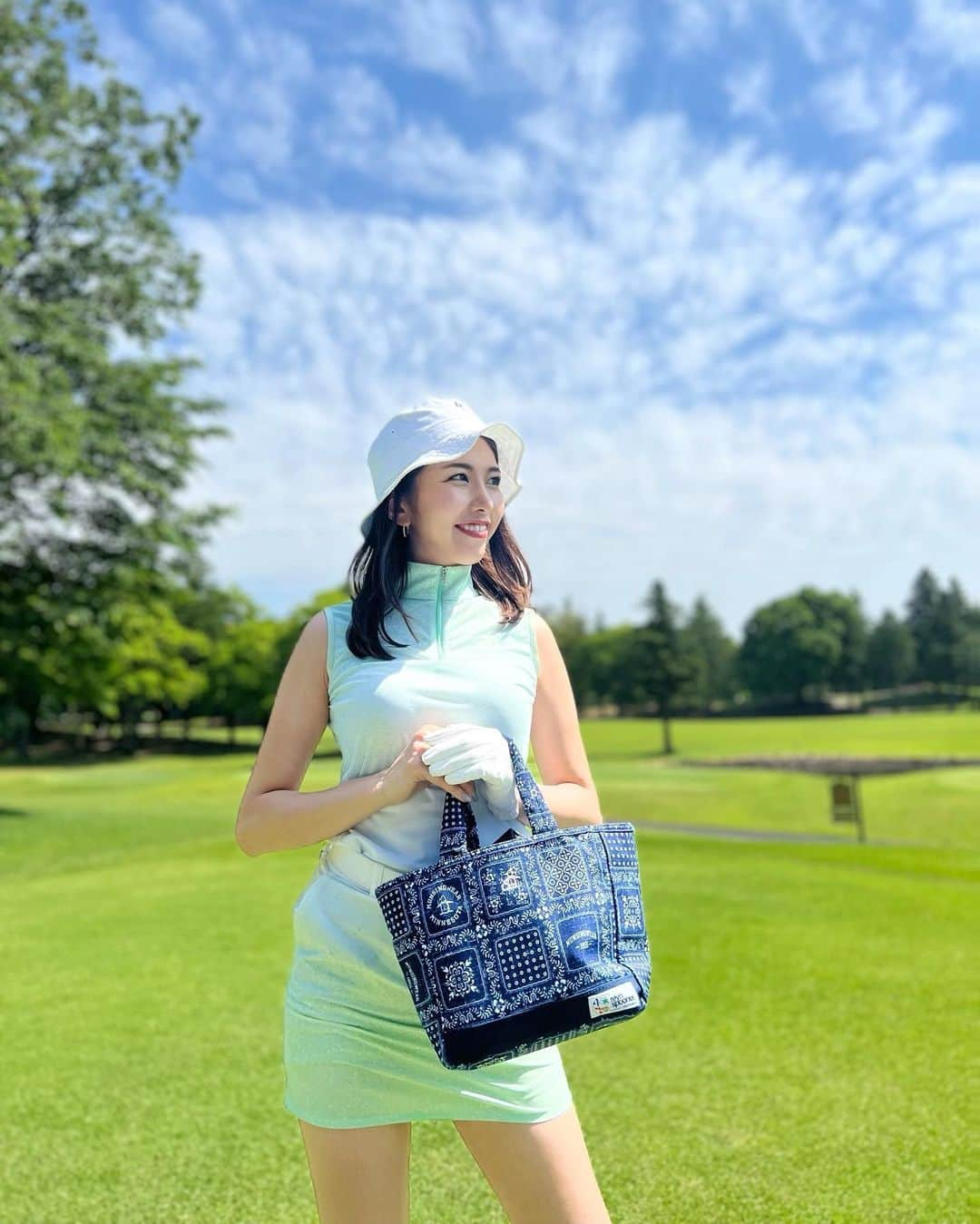 武田奈津美さんのインスタグラム写真 - (武田奈津美Instagram)「* 今日は夏の気候だったね☀️ ノースリーブで快適ゴルフでした🥳  夏のカードバッグはレインスプーナーとの コラボアイテムに切り替えたよ🤍  バケハ、トップス、スカート、バッグ、 全て @munsingwear_jp 🐧🤍  #munsingwear #マンシングウェア #マンシングウェアブランド公式アンバサダー #ゴルフ #golf #golfwear #fitness #ゴルフ女子 #ゴルフコーデ #スポーツ #トレーニング #ゴルフウェア」5月29日 19時04分 - _natsumitakeda_