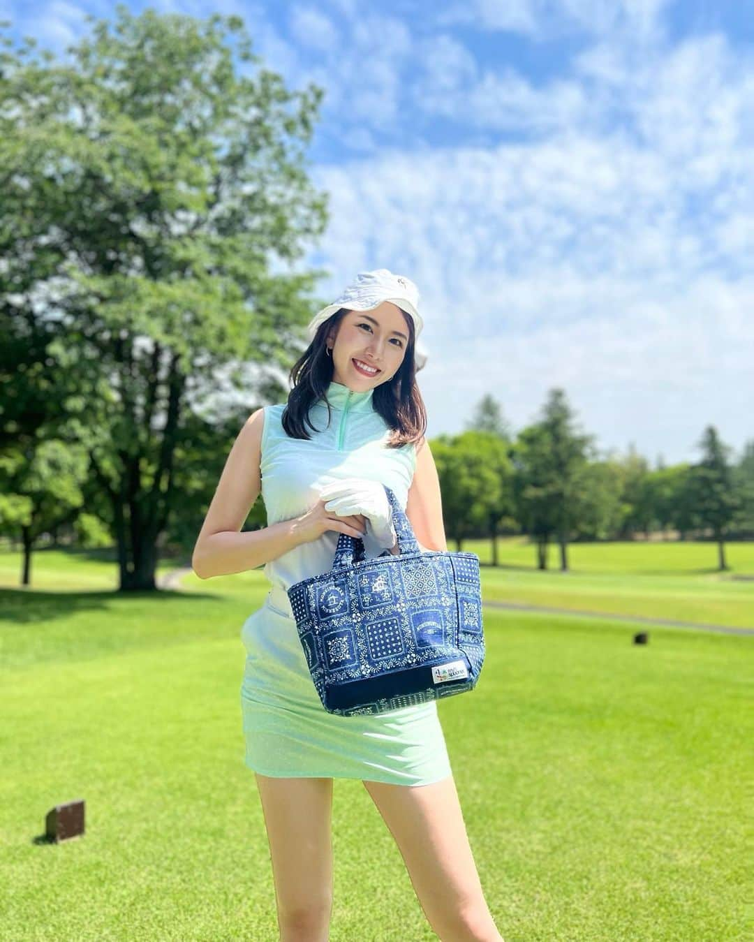 武田奈津美さんのインスタグラム写真 - (武田奈津美Instagram)「* 今日は夏の気候だったね☀️ ノースリーブで快適ゴルフでした🥳  夏のカードバッグはレインスプーナーとの コラボアイテムに切り替えたよ🤍  バケハ、トップス、スカート、バッグ、 全て @munsingwear_jp 🐧🤍  #munsingwear #マンシングウェア #マンシングウェアブランド公式アンバサダー #ゴルフ #golf #golfwear #fitness #ゴルフ女子 #ゴルフコーデ #スポーツ #トレーニング #ゴルフウェア」5月29日 19時04分 - _natsumitakeda_