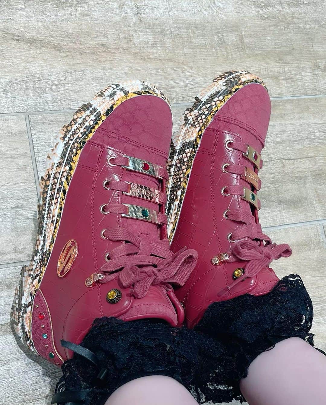 田中れいなさんのインスタグラム写真 - (田中れいなInstagram)「. SKECHERSの新作がかわいすぎます🥹🤍 どれにするか悩みに悩んで…💭ほぼ全て私の靴箱にお出迎えしました。笑  あ、でも8.9枚目はさすがに 多すぎるよなと思って諦めたやつやけど😭かわいいけん写真だけ撮らせて頂きました📸✨  SKECHERSは昔から愛用しようけど、こんなにかわいい凝ったデザインが増えてきて本当に嬉しい🙌 みんなお揃いにしよー😏💙 ・‥…━━━☞・‥…━━━☞ #スケッチャーズ #スニーカー #お気に入り #愛用品 #SKECHERS #photo #Instagram」5月29日 19時07分 - tanakareina.lovendor