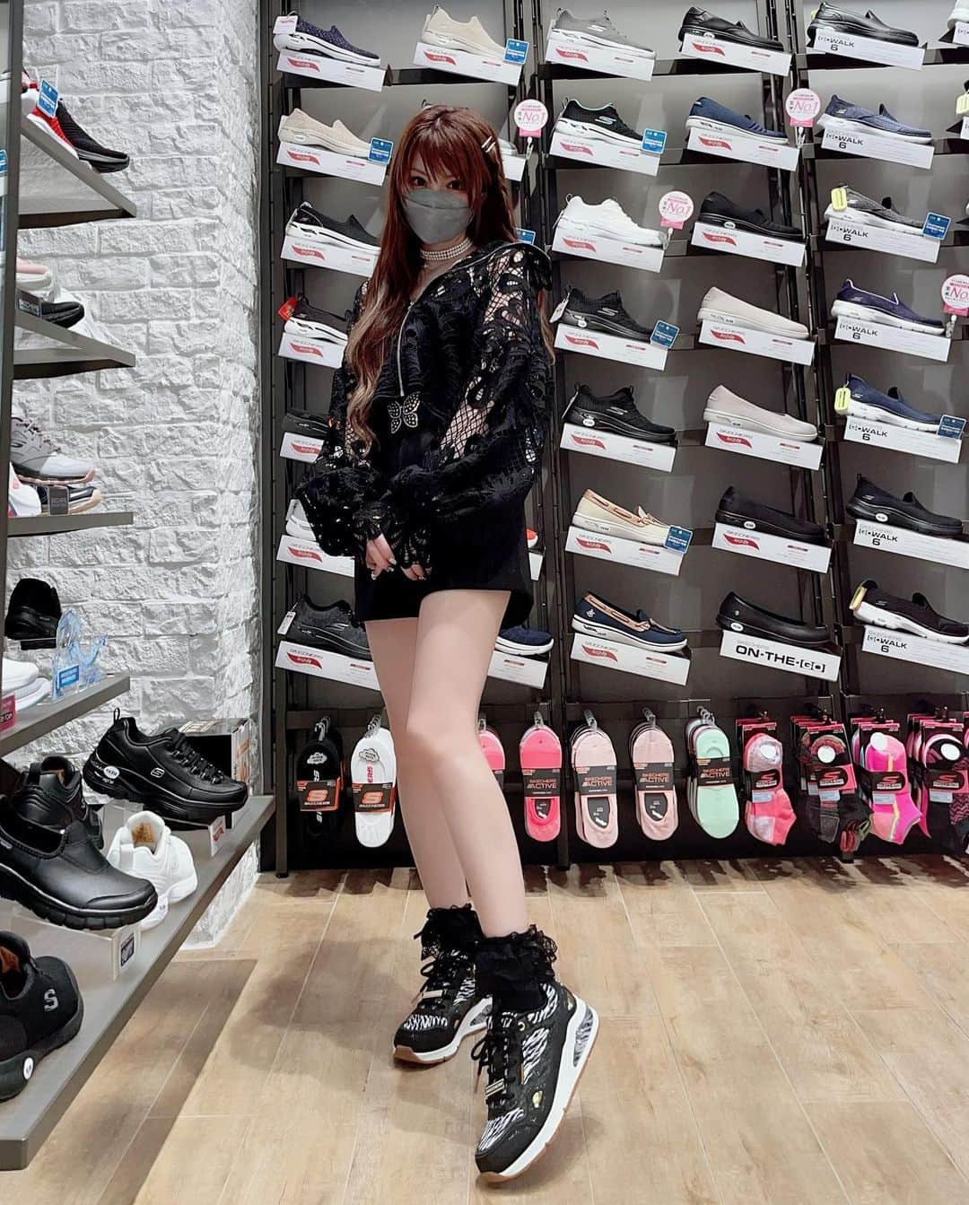 田中れいなさんのインスタグラム写真 - (田中れいなInstagram)「. SKECHERSの新作がかわいすぎます🥹🤍 どれにするか悩みに悩んで…💭ほぼ全て私の靴箱にお出迎えしました。笑  あ、でも8.9枚目はさすがに 多すぎるよなと思って諦めたやつやけど😭かわいいけん写真だけ撮らせて頂きました📸✨  SKECHERSは昔から愛用しようけど、こんなにかわいい凝ったデザインが増えてきて本当に嬉しい🙌 みんなお揃いにしよー😏💙 ・‥…━━━☞・‥…━━━☞ #スケッチャーズ #スニーカー #お気に入り #愛用品 #SKECHERS #photo #Instagram」5月29日 19時07分 - tanakareina.lovendor