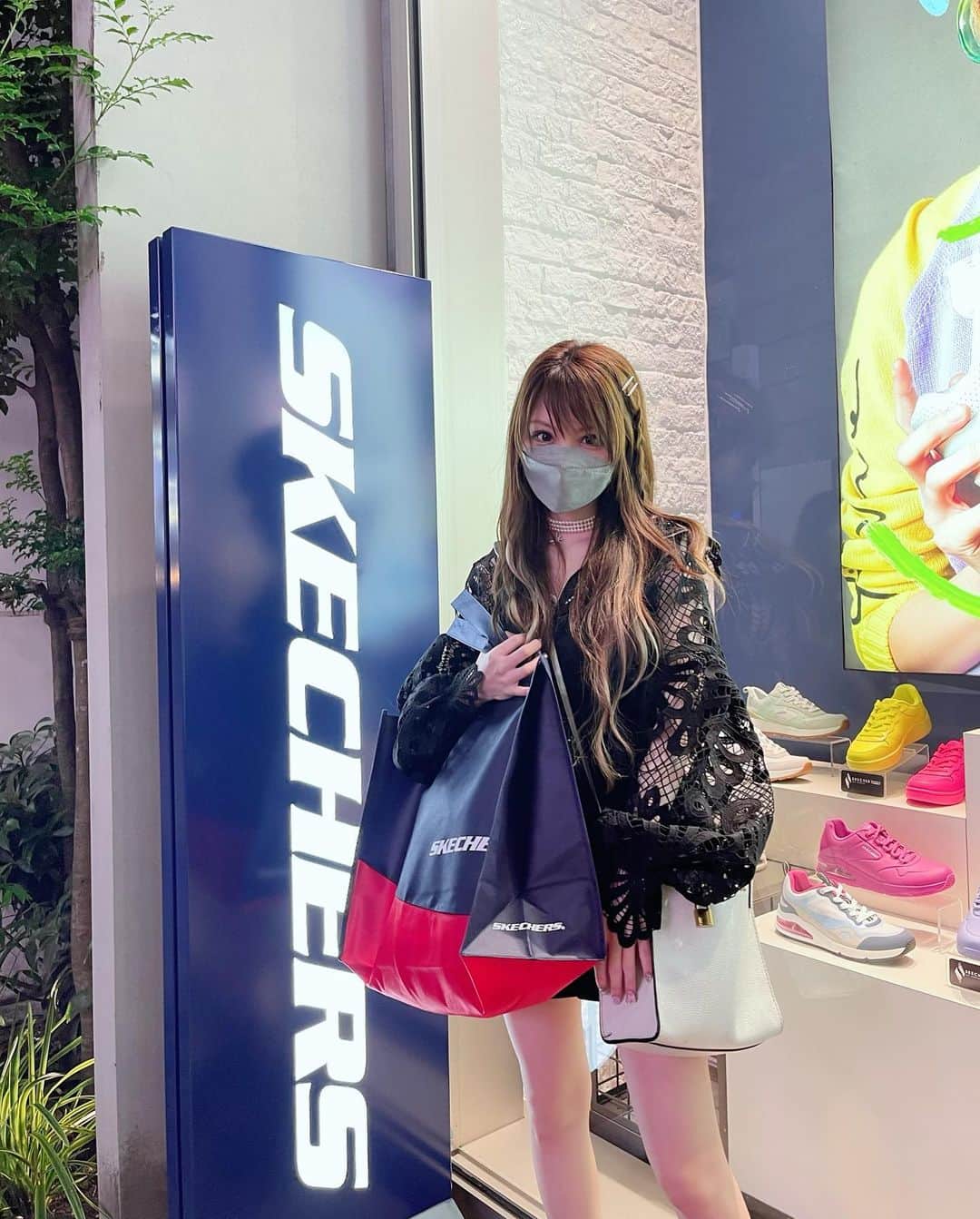田中れいなさんのインスタグラム写真 - (田中れいなInstagram)「. SKECHERSの新作がかわいすぎます🥹🤍 どれにするか悩みに悩んで…💭ほぼ全て私の靴箱にお出迎えしました。笑  あ、でも8.9枚目はさすがに 多すぎるよなと思って諦めたやつやけど😭かわいいけん写真だけ撮らせて頂きました📸✨  SKECHERSは昔から愛用しようけど、こんなにかわいい凝ったデザインが増えてきて本当に嬉しい🙌 みんなお揃いにしよー😏💙 ・‥…━━━☞・‥…━━━☞ #スケッチャーズ #スニーカー #お気に入り #愛用品 #SKECHERS #photo #Instagram」5月29日 19時07分 - tanakareina.lovendor