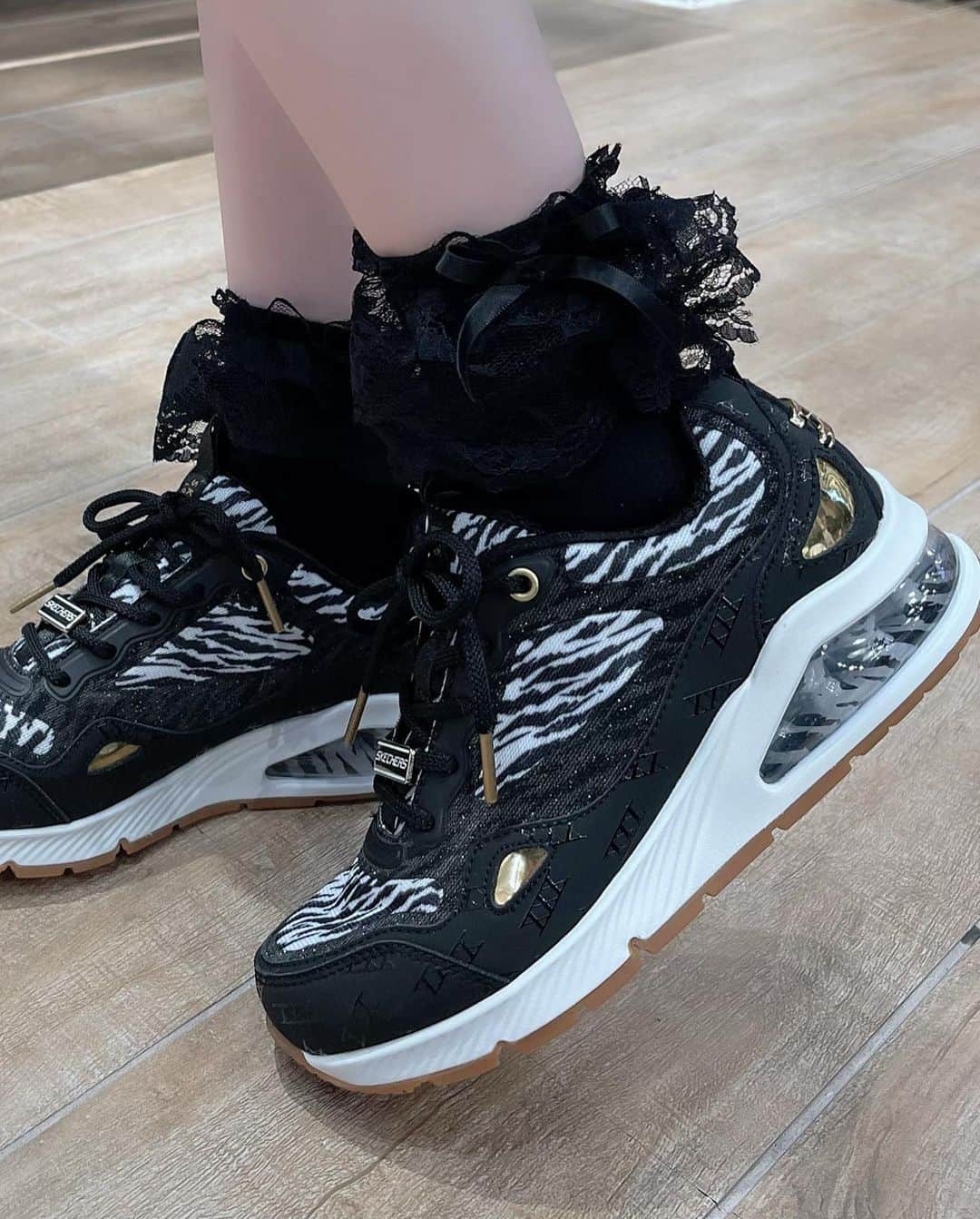 田中れいなさんのインスタグラム写真 - (田中れいなInstagram)「. SKECHERSの新作がかわいすぎます🥹🤍 どれにするか悩みに悩んで…💭ほぼ全て私の靴箱にお出迎えしました。笑  あ、でも8.9枚目はさすがに 多すぎるよなと思って諦めたやつやけど😭かわいいけん写真だけ撮らせて頂きました📸✨  SKECHERSは昔から愛用しようけど、こんなにかわいい凝ったデザインが増えてきて本当に嬉しい🙌 みんなお揃いにしよー😏💙 ・‥…━━━☞・‥…━━━☞ #スケッチャーズ #スニーカー #お気に入り #愛用品 #SKECHERS #photo #Instagram」5月29日 19時07分 - tanakareina.lovendor