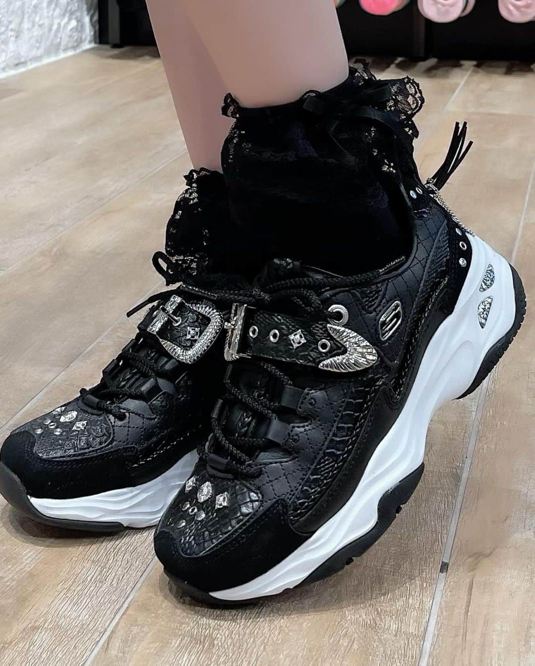 田中れいなさんのインスタグラム写真 - (田中れいなInstagram)「. SKECHERSの新作がかわいすぎます🥹🤍 どれにするか悩みに悩んで…💭ほぼ全て私の靴箱にお出迎えしました。笑  あ、でも8.9枚目はさすがに 多すぎるよなと思って諦めたやつやけど😭かわいいけん写真だけ撮らせて頂きました📸✨  SKECHERSは昔から愛用しようけど、こんなにかわいい凝ったデザインが増えてきて本当に嬉しい🙌 みんなお揃いにしよー😏💙 ・‥…━━━☞・‥…━━━☞ #スケッチャーズ #スニーカー #お気に入り #愛用品 #SKECHERS #photo #Instagram」5月29日 19時07分 - tanakareina.lovendor
