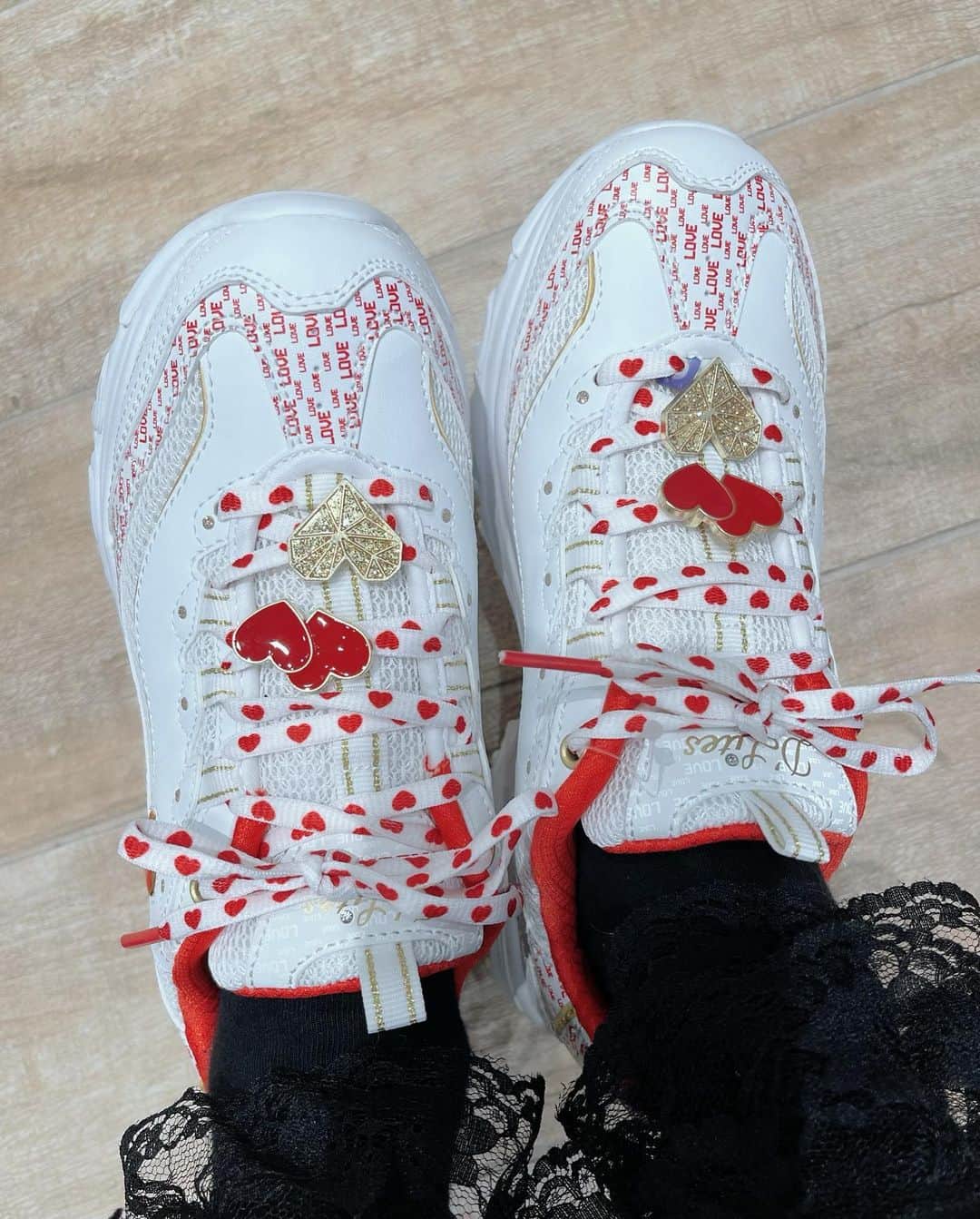 田中れいなさんのインスタグラム写真 - (田中れいなInstagram)「. SKECHERSの新作がかわいすぎます🥹🤍 どれにするか悩みに悩んで…💭ほぼ全て私の靴箱にお出迎えしました。笑  あ、でも8.9枚目はさすがに 多すぎるよなと思って諦めたやつやけど😭かわいいけん写真だけ撮らせて頂きました📸✨  SKECHERSは昔から愛用しようけど、こんなにかわいい凝ったデザインが増えてきて本当に嬉しい🙌 みんなお揃いにしよー😏💙 ・‥…━━━☞・‥…━━━☞ #スケッチャーズ #スニーカー #お気に入り #愛用品 #SKECHERS #photo #Instagram」5月29日 19時07分 - tanakareina.lovendor