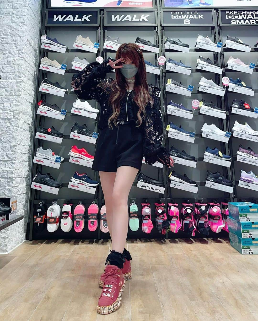 田中れいなさんのインスタグラム写真 - (田中れいなInstagram)「. SKECHERSの新作がかわいすぎます🥹🤍 どれにするか悩みに悩んで…💭ほぼ全て私の靴箱にお出迎えしました。笑  あ、でも8.9枚目はさすがに 多すぎるよなと思って諦めたやつやけど😭かわいいけん写真だけ撮らせて頂きました📸✨  SKECHERSは昔から愛用しようけど、こんなにかわいい凝ったデザインが増えてきて本当に嬉しい🙌 みんなお揃いにしよー😏💙 ・‥…━━━☞・‥…━━━☞ #スケッチャーズ #スニーカー #お気に入り #愛用品 #SKECHERS #photo #Instagram」5月29日 19時07分 - tanakareina.lovendor