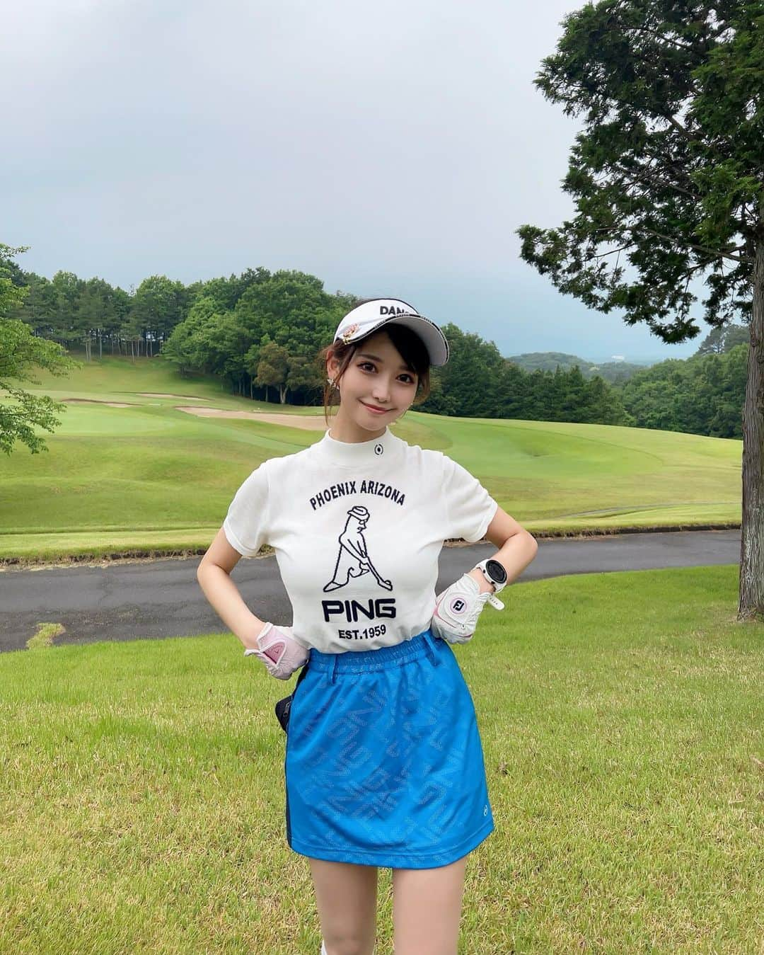 MAYUさんのインスタグラム写真 - (MAYUInstagram)「. 💙☁️💙☁️ . バーディ取れた日⛳️👏 . 鮮やかブルーのスカートがお気に入り💙 @pingapparel_japan  トップスの絵はなんなんだ？🤔と思ってたらピンのキャラクターなのね✨ ミスターピンっていうらしい なんかかわいいね🥺🤍 . . 相変わらず腰が痛い。。 腰痛の痛みレベルは下がったけど、なかなか治らなくて困ってるよ〜。🥲 . #ゴルフ女子#ゴルフ#ゴルフウェア#ゴルフコーデ#ピン#ピンゴルフ#golf#golfwear#golfer#golflife#golfaddict#golfcourse#golfclub#golfgirl#ping#pinggolf#pingapparel#mrping」5月29日 19時12分 - mayu.kina_golf