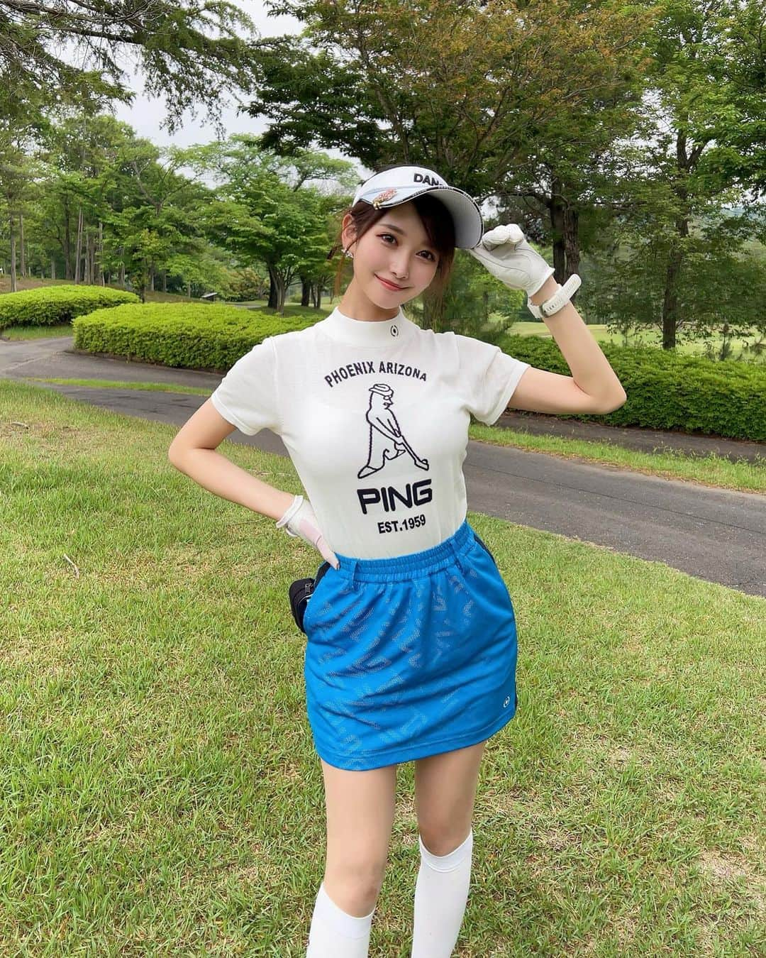 MAYUさんのインスタグラム写真 - (MAYUInstagram)「. 💙☁️💙☁️ . バーディ取れた日⛳️👏 . 鮮やかブルーのスカートがお気に入り💙 @pingapparel_japan  トップスの絵はなんなんだ？🤔と思ってたらピンのキャラクターなのね✨ ミスターピンっていうらしい なんかかわいいね🥺🤍 . . 相変わらず腰が痛い。。 腰痛の痛みレベルは下がったけど、なかなか治らなくて困ってるよ〜。🥲 . #ゴルフ女子#ゴルフ#ゴルフウェア#ゴルフコーデ#ピン#ピンゴルフ#golf#golfwear#golfer#golflife#golfaddict#golfcourse#golfclub#golfgirl#ping#pinggolf#pingapparel#mrping」5月29日 19時12分 - mayu.kina_golf