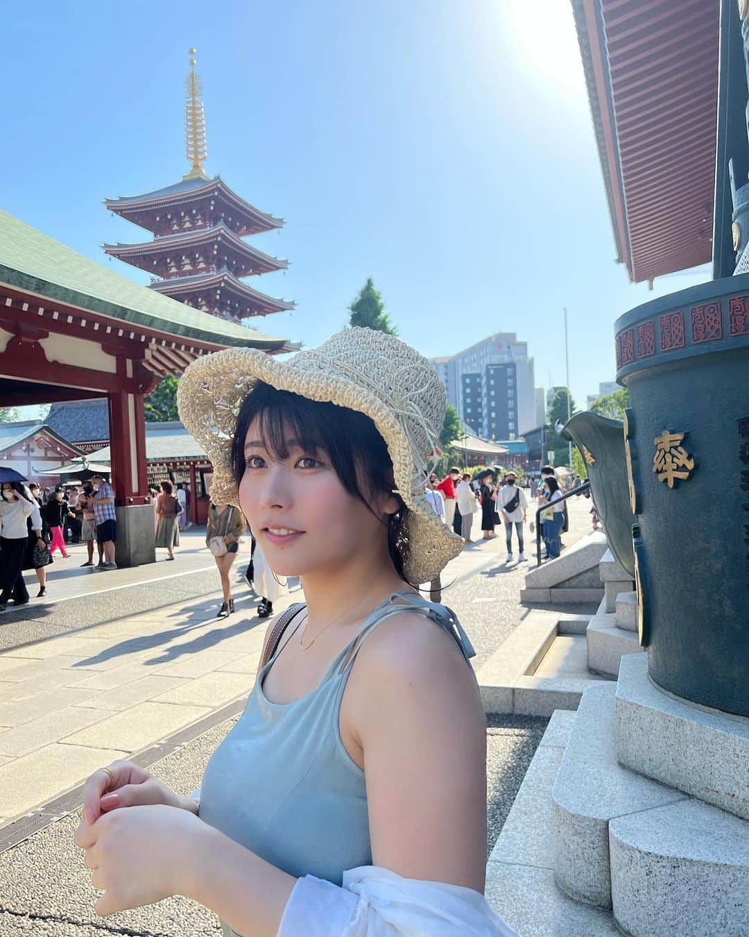 ちとせよしのさんのインスタグラム写真 - (ちとせよしのInstagram)「ママと🫶🏻おみくじ吉だった〜⛩ これまで浅草寺で何回かおみくじ引いたけどまだ凶は出てません！笑 いつもドキドキしながら引いてる(๑° ꒳ °๑) すっかり夏の装いです☀️  #lilambition #grl #whoswhochico #夏コーデ #キャミワンピ #浅草 #浅草寺」5月29日 19時17分 - chitose_yoshino