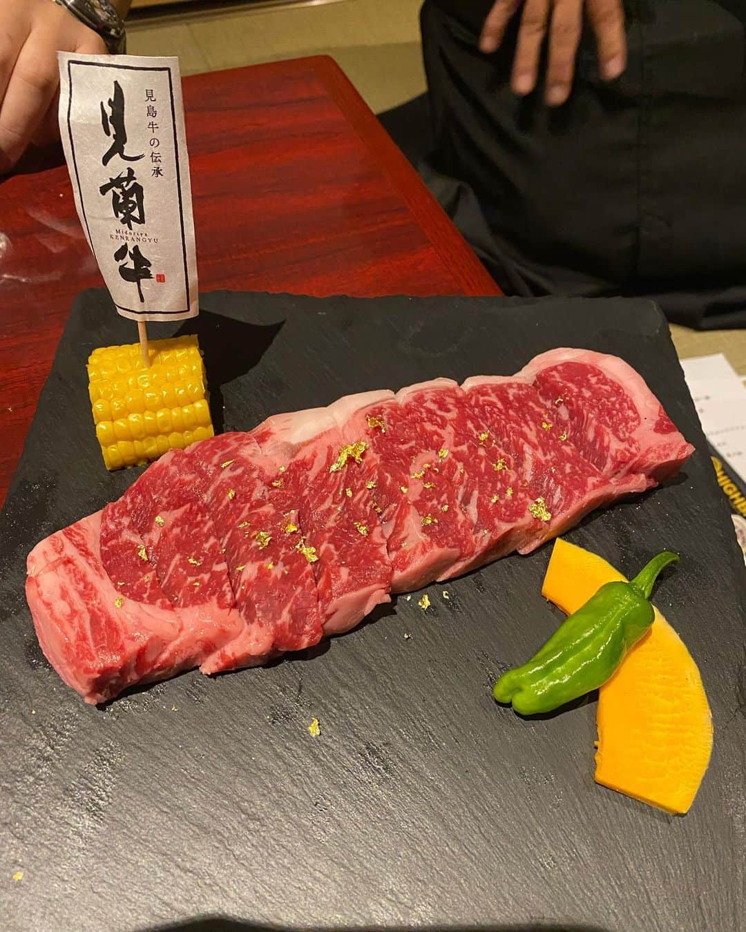 高嶋ちさ子さんのインスタグラム写真 - (高嶋ちさ子Instagram)「ちさ&みのmeetsゆかな仲間もいよいよ千秋楽が近づいた、昨日は相模女子大学グリーンホールでした  暇だから来ちゃったと、父駆けつけて、何度もこのコンサート聴いてるのに、満喫してくれました。  そのまま山口に飛んで🛫速攻焼肉。 防府市の焼肉弁天さんに行ってきました。 いや、久々に唸るほど美味しいお肉達でした。 泣けた〜」5月29日 19時20分 - chisakotakashima