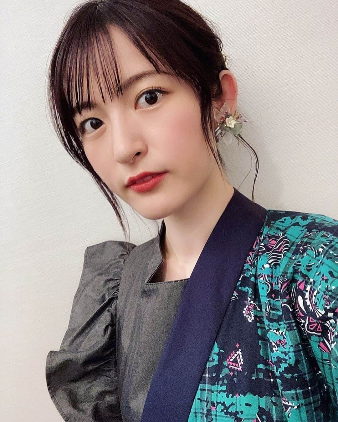 小松未可子さんのインスタグラム写真 - (小松未可子Instagram)「『#劇場版呪術廻戦0 』 "最後にもう一度"舞台挨拶 参加いたしました！  ご来場頂きまして、本当にありがとうございました！！！  約半年に渡るロングラン上映！ 最後に、皆さまとお会いできてとても光栄でした！  真希さんをイメージしたカラーのワンピースをチョイスしましたが、形がなんだか夏油ぽく。笑  アシンメトリーで、不思議なデザインがなんだか呪術感あってバエテル素敵衣装でした😍  そしてなんと支度をしていた場所がなかなかな高層階でして…  うーんバエテル。  お弁当もなんかインスタやらで人気らしく…  めっちゃバエテル。  とっても気分が高まったので その後ベーカリーに寄って美味しそうなパンとか買いました。  バエテル一日！！！！！  ツナマヨ！！！！！！(おにぎり買えよ！！！)」5月29日 19時37分 - mikako_komatsu