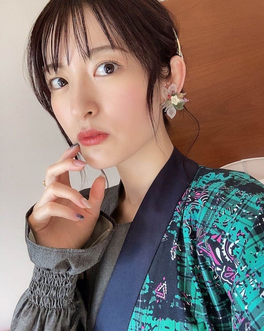 小松未可子さんのインスタグラム写真 - (小松未可子Instagram)「『#劇場版呪術廻戦0 』 "最後にもう一度"舞台挨拶 参加いたしました！  ご来場頂きまして、本当にありがとうございました！！！  約半年に渡るロングラン上映！ 最後に、皆さまとお会いできてとても光栄でした！  真希さんをイメージしたカラーのワンピースをチョイスしましたが、形がなんだか夏油ぽく。笑  アシンメトリーで、不思議なデザインがなんだか呪術感あってバエテル素敵衣装でした😍  そしてなんと支度をしていた場所がなかなかな高層階でして…  うーんバエテル。  お弁当もなんかインスタやらで人気らしく…  めっちゃバエテル。  とっても気分が高まったので その後ベーカリーに寄って美味しそうなパンとか買いました。  バエテル一日！！！！！  ツナマヨ！！！！！！(おにぎり買えよ！！！)」5月29日 19時37分 - mikako_komatsu