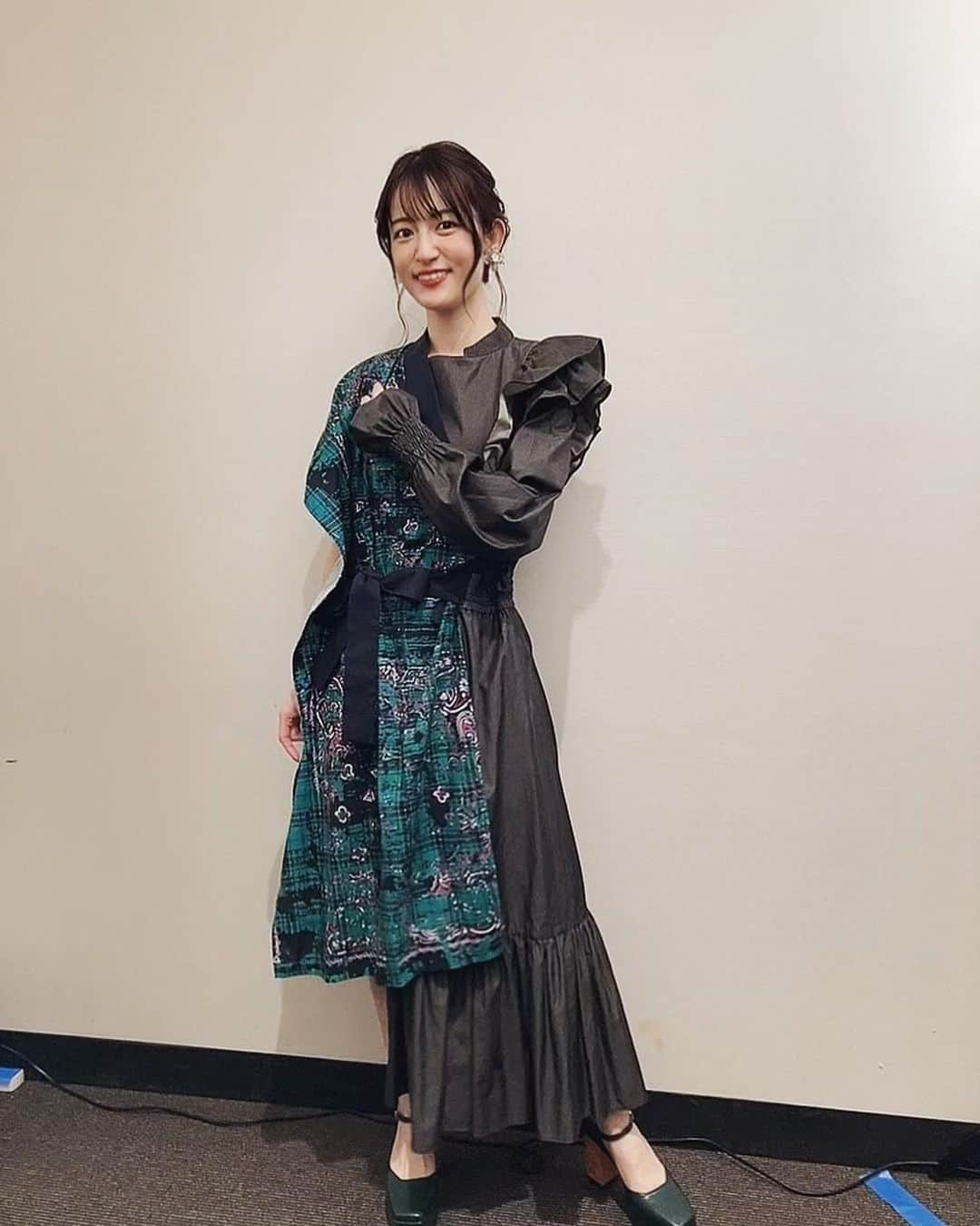 小松未可子さんのインスタグラム写真 - (小松未可子Instagram)「『#劇場版呪術廻戦0 』 "最後にもう一度"舞台挨拶 参加いたしました！  ご来場頂きまして、本当にありがとうございました！！！  約半年に渡るロングラン上映！ 最後に、皆さまとお会いできてとても光栄でした！  真希さんをイメージしたカラーのワンピースをチョイスしましたが、形がなんだか夏油ぽく。笑  アシンメトリーで、不思議なデザインがなんだか呪術感あってバエテル素敵衣装でした😍  そしてなんと支度をしていた場所がなかなかな高層階でして…  うーんバエテル。  お弁当もなんかインスタやらで人気らしく…  めっちゃバエテル。  とっても気分が高まったので その後ベーカリーに寄って美味しそうなパンとか買いました。  バエテル一日！！！！！  ツナマヨ！！！！！！(おにぎり買えよ！！！)」5月29日 19時37分 - mikako_komatsu