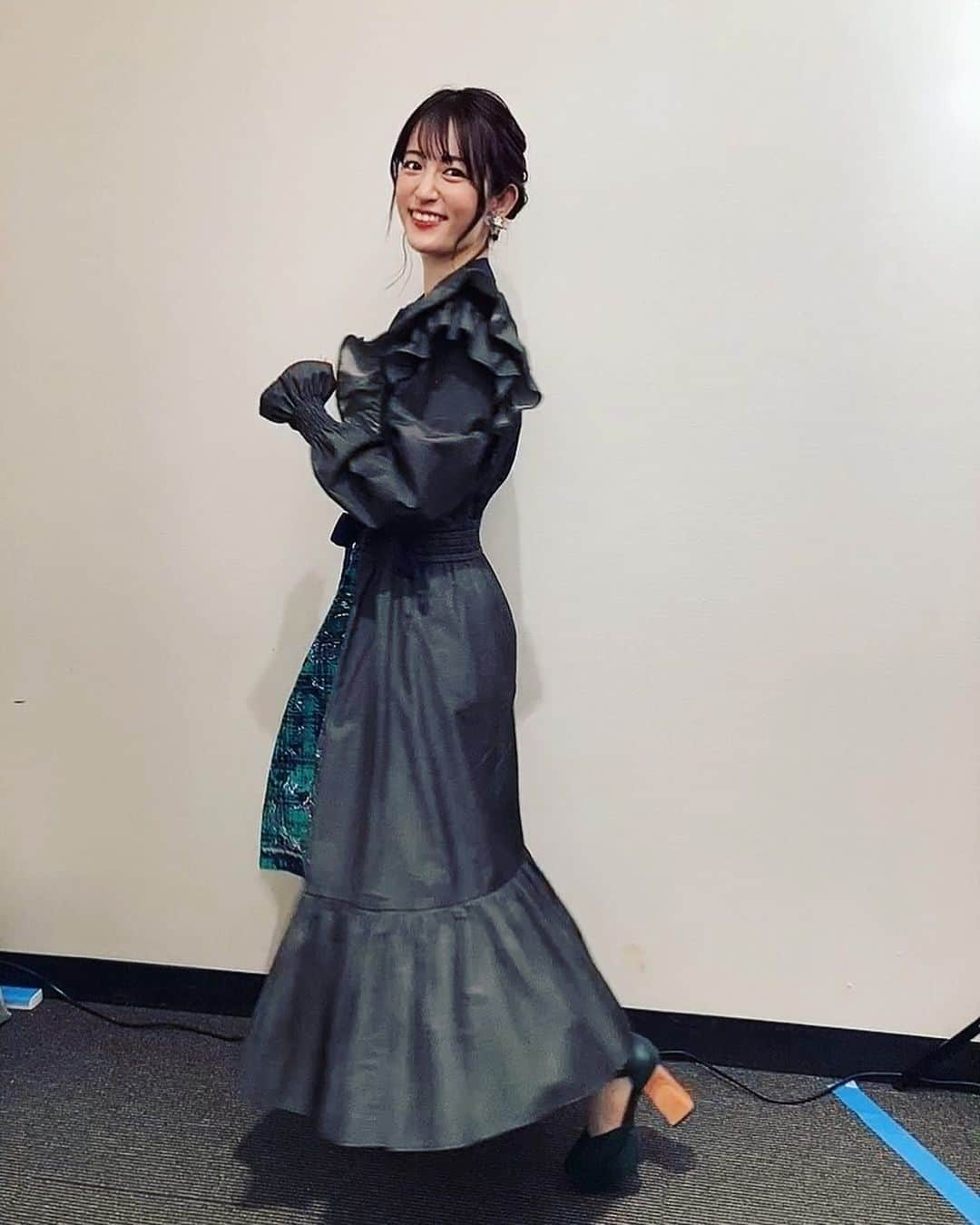 小松未可子さんのインスタグラム写真 - (小松未可子Instagram)「『#劇場版呪術廻戦0 』 "最後にもう一度"舞台挨拶 参加いたしました！  ご来場頂きまして、本当にありがとうございました！！！  約半年に渡るロングラン上映！ 最後に、皆さまとお会いできてとても光栄でした！  真希さんをイメージしたカラーのワンピースをチョイスしましたが、形がなんだか夏油ぽく。笑  アシンメトリーで、不思議なデザインがなんだか呪術感あってバエテル素敵衣装でした😍  そしてなんと支度をしていた場所がなかなかな高層階でして…  うーんバエテル。  お弁当もなんかインスタやらで人気らしく…  めっちゃバエテル。  とっても気分が高まったので その後ベーカリーに寄って美味しそうなパンとか買いました。  バエテル一日！！！！！  ツナマヨ！！！！！！(おにぎり買えよ！！！)」5月29日 19時37分 - mikako_komatsu