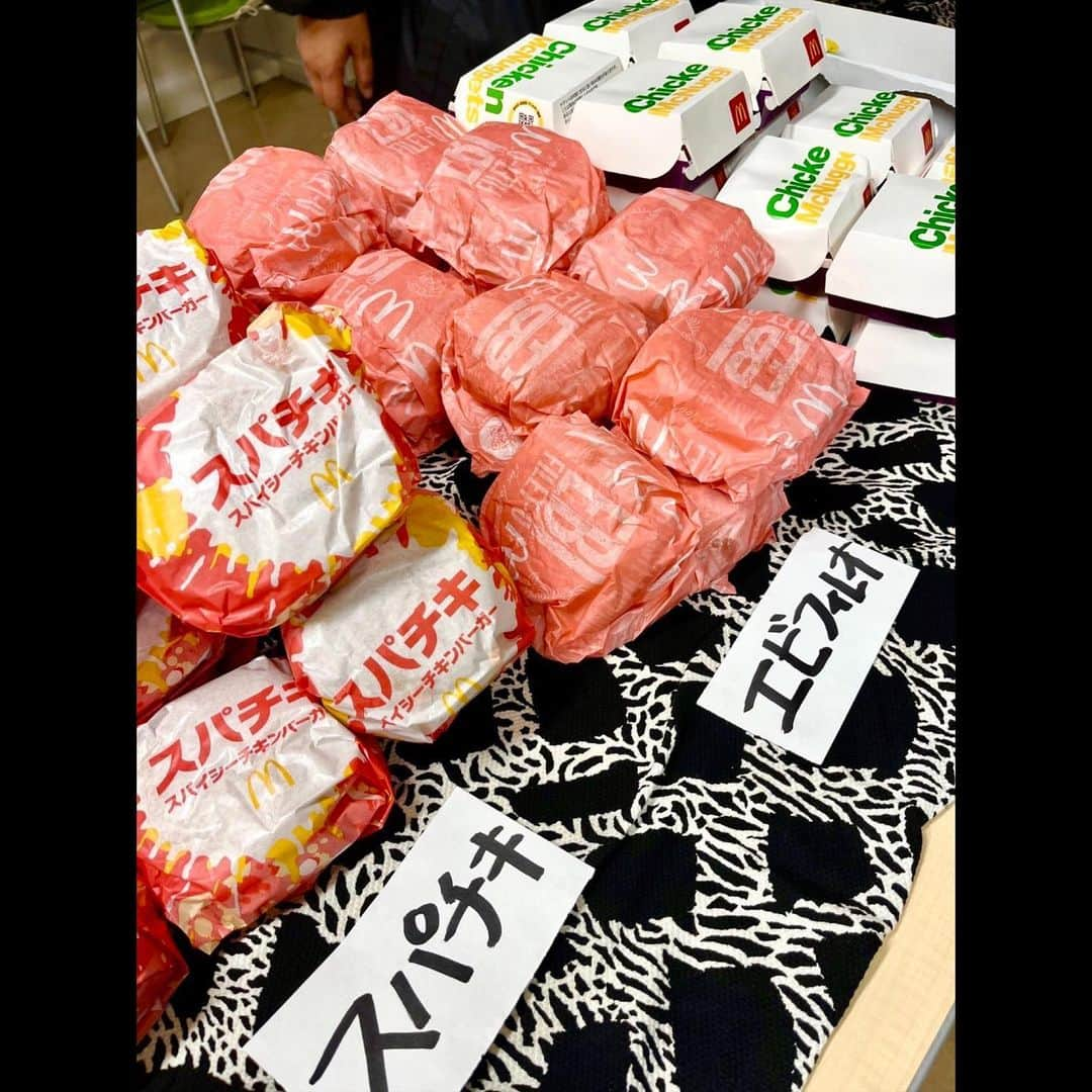 木村拓哉さんのインスタグラム写真 - (木村拓哉Instagram)「⁡ ⁡ ⁡ 「yea❕ マックでテンション上げ上げです❕ 今日の撮影もありがとうございましたぁ〜❕」 ⁡ PEACE‼︎ ⁡ STAYSAFE! ⁡ 拓哉 #木村拓哉#TakuyaKimura」5月29日 19時52分 - takuya.kimura_tak