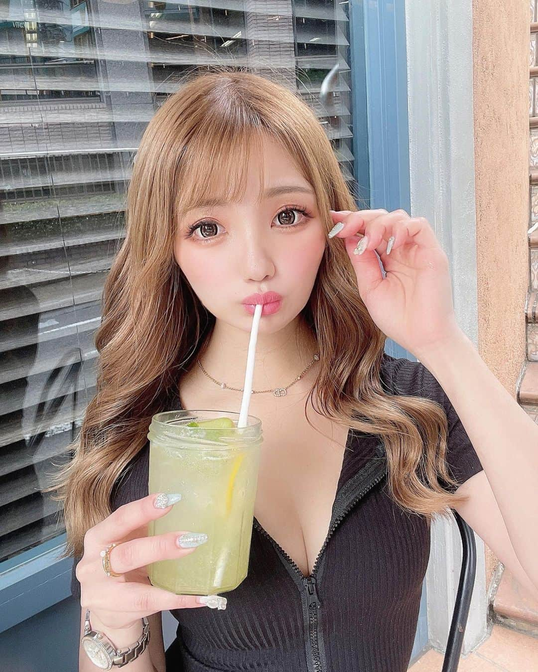 まゆぴちゅーさんのインスタグラム写真 - (まゆぴちゅーInstagram)「🍹🌺🍹🌺🍹🌺  今日まじ都心は 真夏みたいな暑さだったね🫠☀️💦  ここのカフェのキウイレモネード🥝 がめちゃくちゃ美味しかった〜♡♡♡  この日のコーデは、 前が全部チャックになってるタイトワンピ でちょい大人めえちコーデだったな👼🏻💋  @cocoandyuka_official のだよー🫶🤍  ここのは生地がしっかりしてて かわいいやつがたくさんっ！❤︎  だし、割とすぐ届くからおすすめサイトです♡ みてみてねー✧︎◝︎(*´꒳`*)◜︎✧︎˖ . . . #ワンピコーデ #ワンピースコーデ #タイトワンピ #大人コーデ #大人カジュアル #デートコーデ #ミニワンピ #ビジョビ #cocoandyuka」5月29日 20時04分 - mayu_03pichu