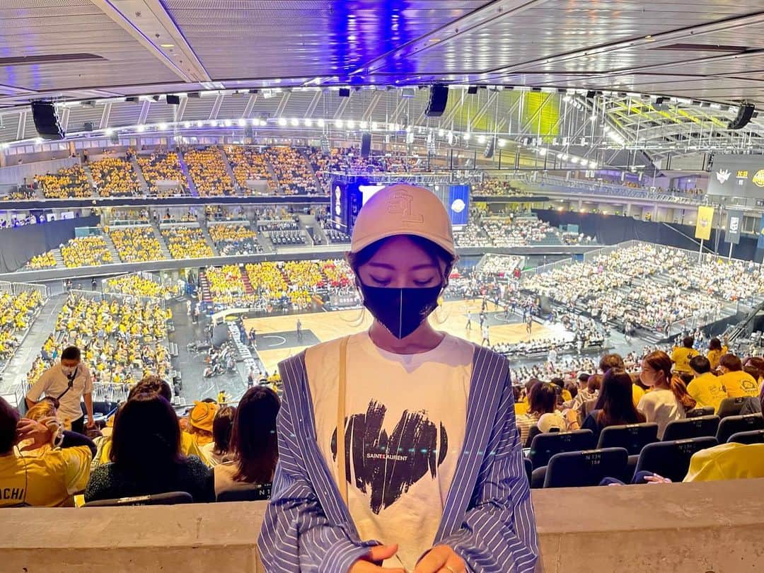 白戸ゆめのさんのインスタグラム写真 - (白戸ゆめのInstagram)「🤍💛 . GAME2 会場に行ってきました🔥 チケット販売から激戦を繰り広げていましたが、、、 選手の皆さんも、ブースターの応援も どちらも圧倒される本当にすごい試合だった✨ . 宇都宮ブレックス 優勝おめでとうございます🏆 まさにファイナル！という 一進一退の展開に 何度も何度も心震えました🥺 . この瞬間に、この場にいれたこと 今シーズンの忘れられない思い出になりました👏  とにかく、かっこよかった。 感動をありがとうございました🏀 . #バスケ #bリーグ #bリーグ観戦 #CS #ファイナル #東京体育館 #宇都宮ブレックス #琉球ゴールデンキングス」5月29日 20時16分 - yumeno.s_