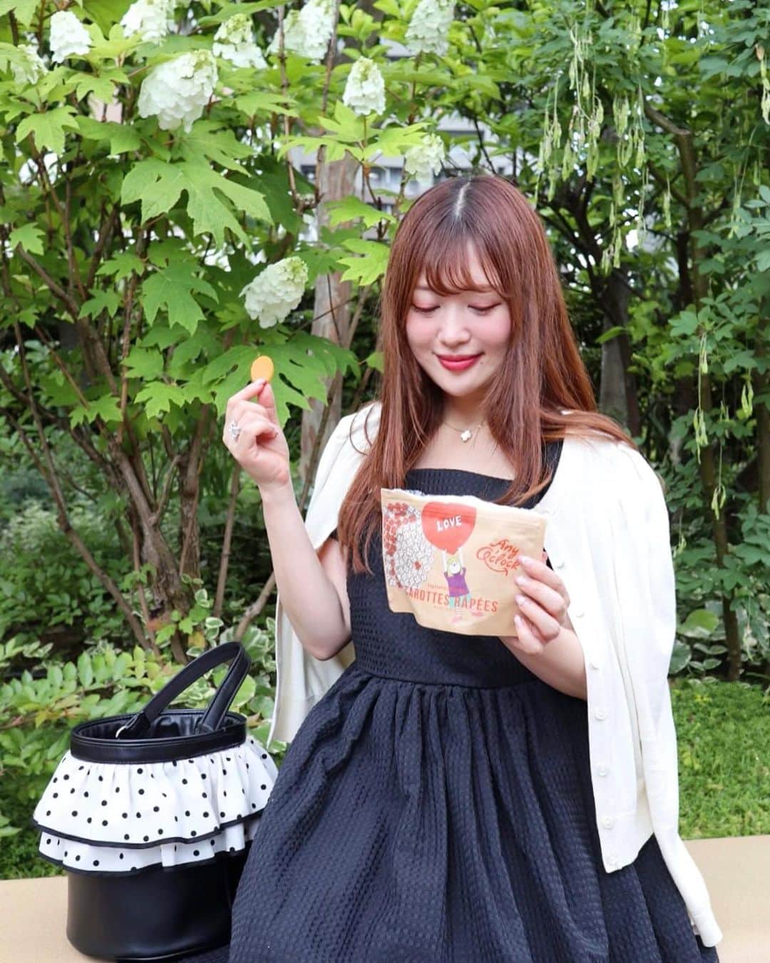 森下まいさんのインスタグラム写真 - (森下まいInstagram)「美味しくて心も身体も喜ぶ"とっておきのおやつ" 【#エニーオクロック 】を持っておさんぽ〜☺️ ▶︎ @any_oclock_slcreations  　 原材料の半分以上が野菜でできたヘルシーチップス 【Vegetable Petit Bits】 薄くて軽い食感で野菜本来の味が楽しめて美味しい〜☺️ 一袋全部食べてもどれも95kcal以下なのも嬉しいです🥹  リモートワークのちょこっと休憩には、 おからと米ぬか、そして大麦粉を使用した からだ思いスナック【Healthy Filling Snacks】を🍪 素朴な甘みで美味しいんです🥰💓  添加物の使用にできる限りの配慮をして、 ミネラル、ビタミン、食物繊維などなど、 価値ある自然の素材をそのまま活かして作られているので、 罪悪感なくおやつ時間を楽しんでます☺️❣️  障がいを持つアーティストの皆様が、 寄付先をテーマに描いたパッケージアートは、 豊かな感性と個性が輝いていて本当に素敵😍  パッケージには廃棄食材のアップサイクルとして日本初のおからペーパーが採用されてたり、 (一部商品を除く) 人にも地球に優しい #愛がつながるお菓子 です☺️🍪  #anyoclock  #グルテンフリー #大麦粉クッキー #おから米ぬかクッキー  #野菜チップ #ヘルシーお菓子 #ダイエットおやつ #エイブルアート #グランドフードホール #slcreations #エスエルクリエーションズ #slクリエーションズ #シュガーレディ #sugarlady #pr」5月29日 20時51分 - mai_morishita