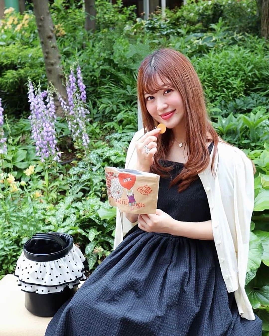 森下まいさんのインスタグラム写真 - (森下まいInstagram)「美味しくて心も身体も喜ぶ"とっておきのおやつ" 【#エニーオクロック 】を持っておさんぽ〜☺️ ▶︎ @any_oclock_slcreations  　 原材料の半分以上が野菜でできたヘルシーチップス 【Vegetable Petit Bits】 薄くて軽い食感で野菜本来の味が楽しめて美味しい〜☺️ 一袋全部食べてもどれも95kcal以下なのも嬉しいです🥹  リモートワークのちょこっと休憩には、 おからと米ぬか、そして大麦粉を使用した からだ思いスナック【Healthy Filling Snacks】を🍪 素朴な甘みで美味しいんです🥰💓  添加物の使用にできる限りの配慮をして、 ミネラル、ビタミン、食物繊維などなど、 価値ある自然の素材をそのまま活かして作られているので、 罪悪感なくおやつ時間を楽しんでます☺️❣️  障がいを持つアーティストの皆様が、 寄付先をテーマに描いたパッケージアートは、 豊かな感性と個性が輝いていて本当に素敵😍  パッケージには廃棄食材のアップサイクルとして日本初のおからペーパーが採用されてたり、 (一部商品を除く) 人にも地球に優しい #愛がつながるお菓子 です☺️🍪  #anyoclock  #グルテンフリー #大麦粉クッキー #おから米ぬかクッキー  #野菜チップ #ヘルシーお菓子 #ダイエットおやつ #エイブルアート #グランドフードホール #slcreations #エスエルクリエーションズ #slクリエーションズ #シュガーレディ #sugarlady #pr」5月29日 20時51分 - mai_morishita