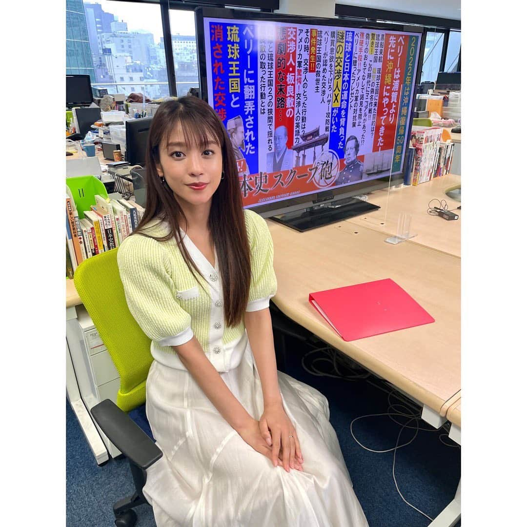 岡副麻希さんのインスタグラム写真 - (岡副麻希Instagram)「. 今夜の【#日本史スクープ砲】 （#BS松竹東急 21時〜22時） ⁡ 今夜は、ペリー来航です🎩🎩🎩 ラインナップはこちらです💁🏽‍♀️ 気になる見出しはありますか？🤭🎩 ⁡ ⁡ ⁡ ・黒船が琉球に来た目的とは？ ・謁見を阻止した驚きの対応マニュアルがあった ・琉球と日本の運命を背負った謎の公証人Xの行く末とは？ ・ペリーが欲し与えた巨大で意外なプレゼントがあった ⁡ 衣装 tops#celford skirt#snidel 👠#diana 💍#jouete  #日本史#ペリー来航」5月29日 21時02分 - maki_okazoe_official