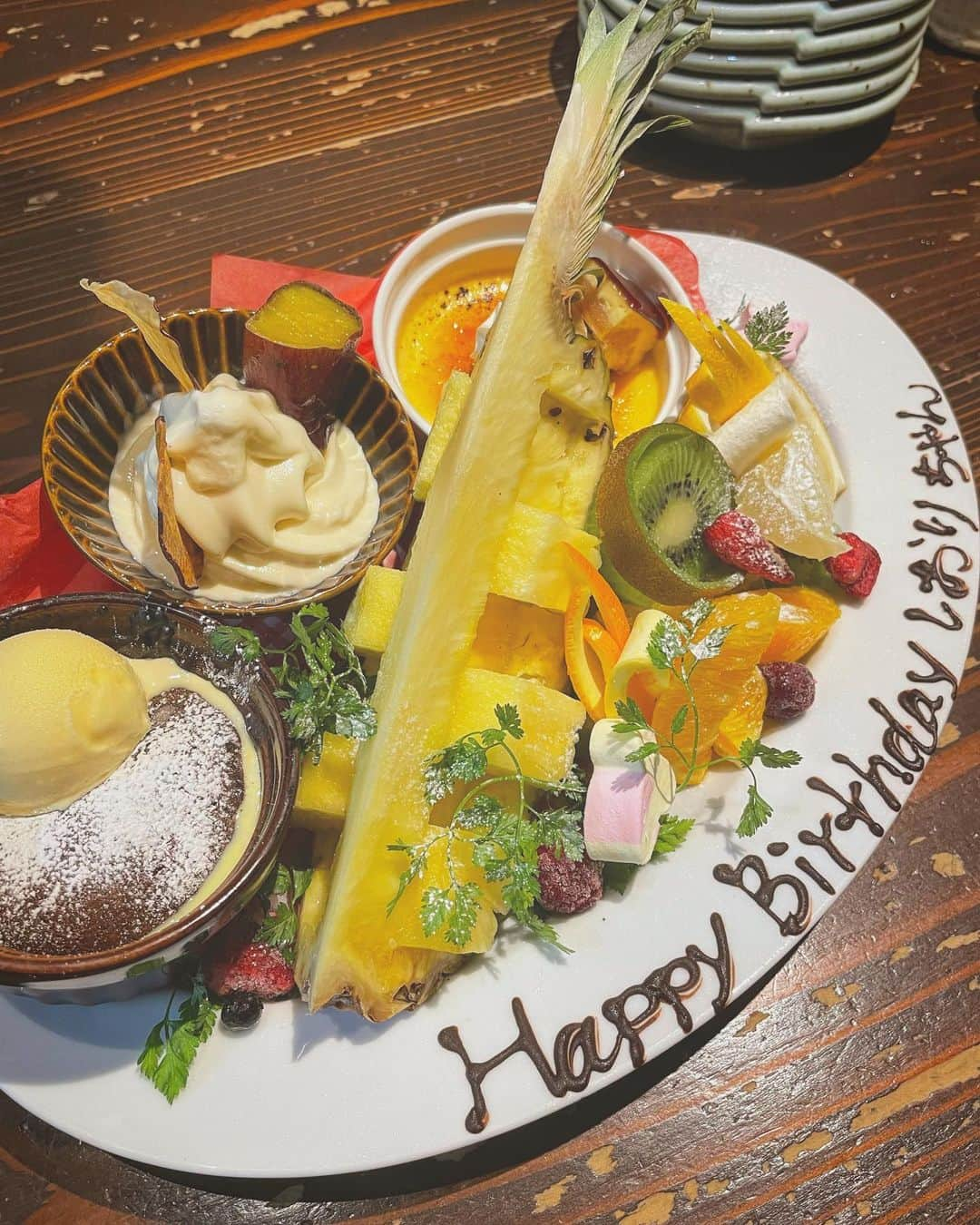 薄井しお里さんのインスタグラム写真 - (薄井しお里Instagram)「今年の誕生日は両親と茨城で過ごすことができました😌両親ともたっぷり話す時間、お買い物をする時間、何より一緒に食べるご飯が美味しくて。 噛み締めました😊 ・ お友達にも会えてとてもhappiness✨ 会った途端に昔の雰囲気になって、その当時の話し方やテンポに戻るのよね🫣💭 ・ お友達チョイスのご飯屋さんも美味しくてご飯４回もおかわりしたんだけど（え）、 BGM変わってハッピーバースデープレート出てきて泣きました😭💓 そしてしっかり食べました🥹💓 しっかりエネルギーをチャージできたので、また頑張れます😌🫶🏻 おめでとうメッセージ、コメントもたくさんありがとうございます！💓✨ 今年も素敵な一年にしてみます😊✨ ・ #ずっ友　#タグ恥ずかし　#ハッピーバースデー　#わたしの景色　#🫣」5月29日 22時16分 - shiori.uuu