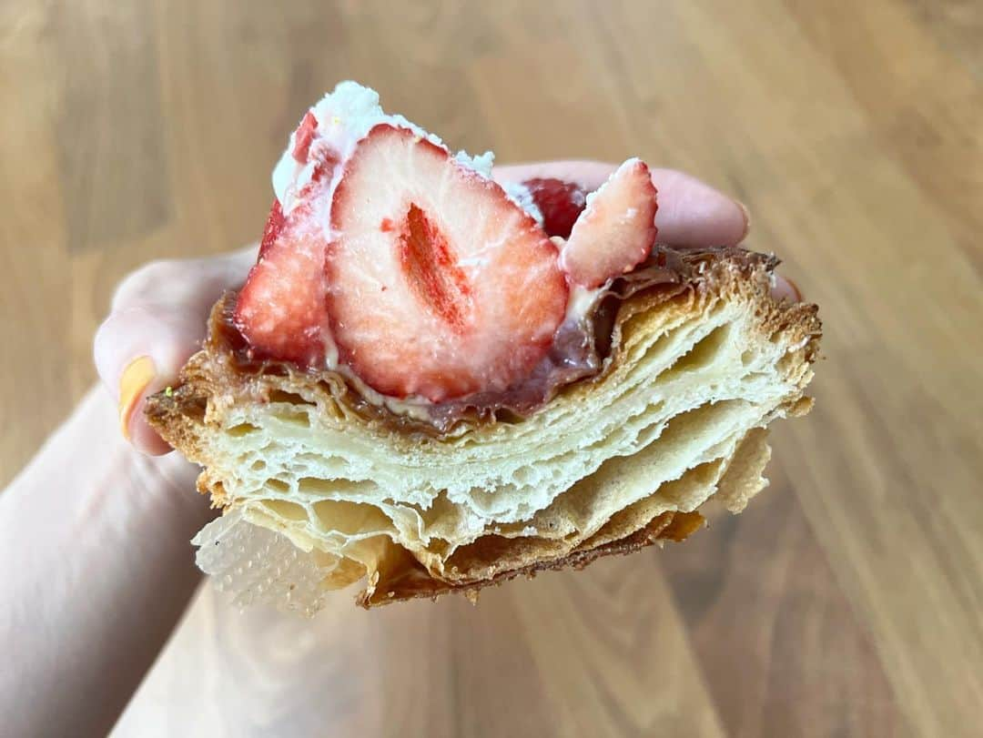 木南晴夏さんのインスタグラム写真 - (木南晴夏Instagram)「@patisserie.asakoiwayanagi  いちごデニッシュ🍓  朝からとんでもない量のパン食べてるなー って思った日。」5月29日 22時48分 - kinamitopan