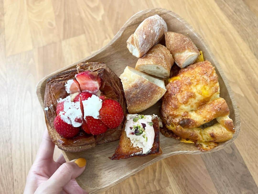 木南晴夏さんのインスタグラム写真 - (木南晴夏Instagram)「@patisserie.asakoiwayanagi  いちごデニッシュ🍓  朝からとんでもない量のパン食べてるなー って思った日。」5月29日 22時48分 - kinamitopan